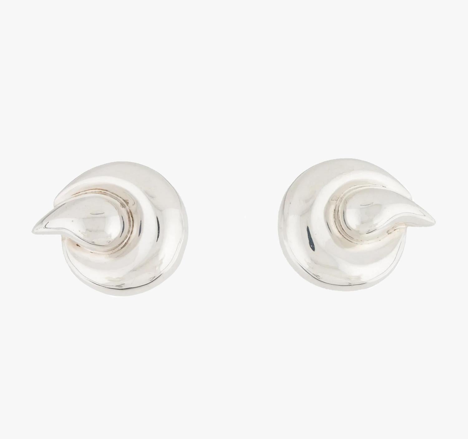 Pendientes de clip de plata de ley Patricia von Musulin, años 90

Longitud: 3,2 cm / 1,25″.

Anchura: 3,8 cm / 1,5″.

Marcas - 925, Sterling, Firma del diseñador

Estado - muy bueno

........Información adicional ........

- El color de las fotos