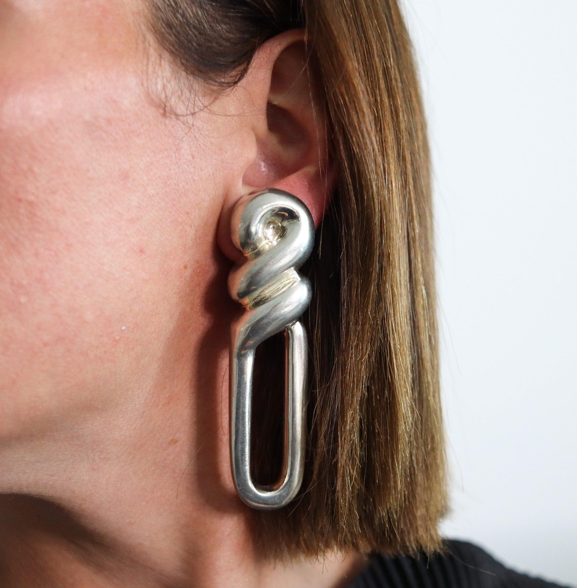 Pendientes geométricos diseñados por Patricia von Musulin.

Precioso par de pendientes colgantes de clip, creados por Patricia von Musulin durante el periodo modernista, a finales de la década de 1970. Los pendientes se elaboraron cuidadosamente con