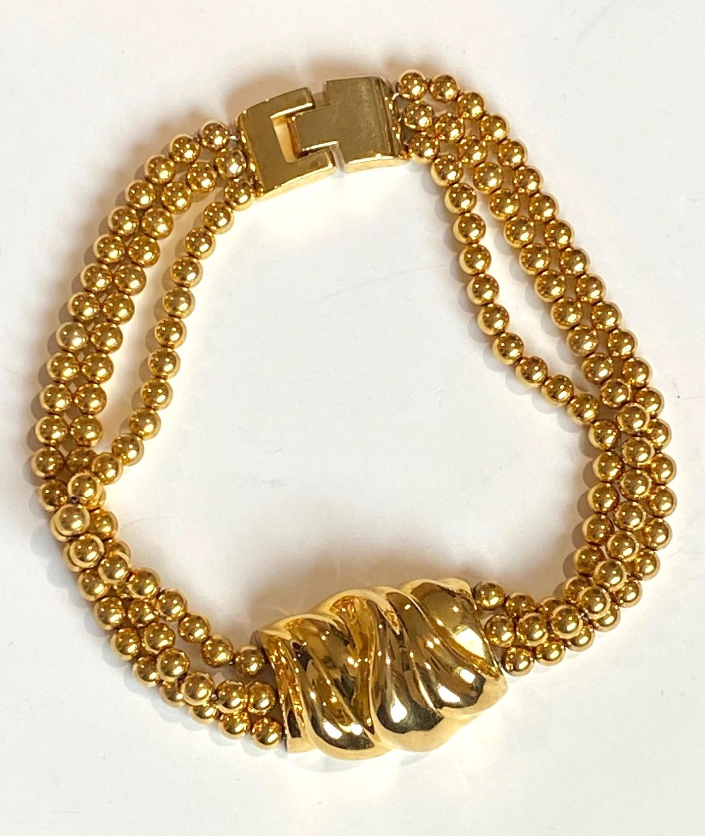 Hier ist eine elegante und auffällige Halskette der berühmten Schmuckdesignerin Patricia Von Muslin. Die Halskette ist aus den 1980er Jahren. Es hat drei Reihen von 8 mm  große Perlen mit einem großen und skulpturalen abstrakten Anhänger in der