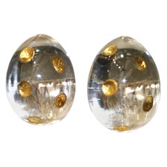 Pendientes Patricia von Musulin de lucita y puntos dorados