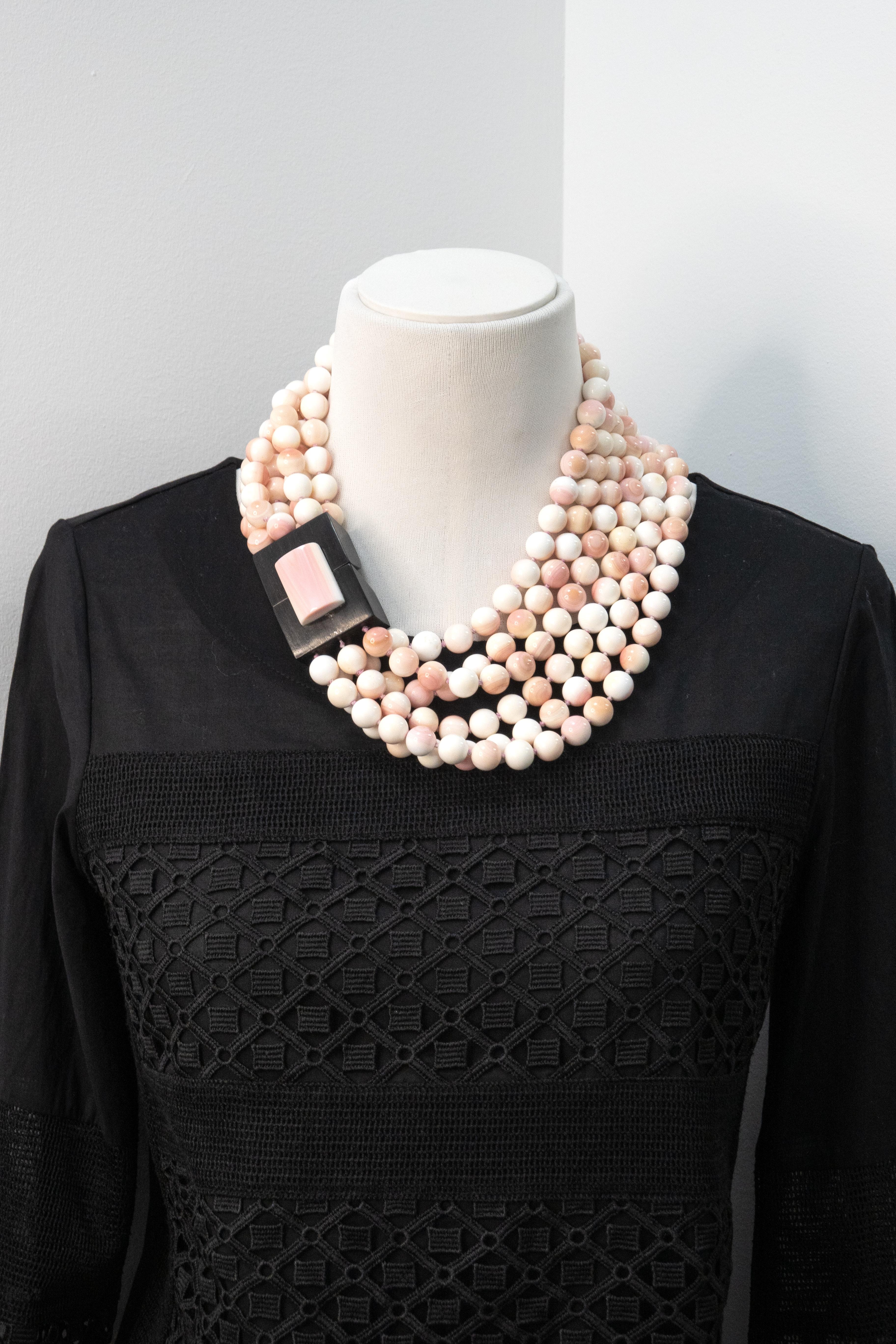 Patricia von Musulin - Collana di perle di conchiglia rosa a più fili in vendita 5