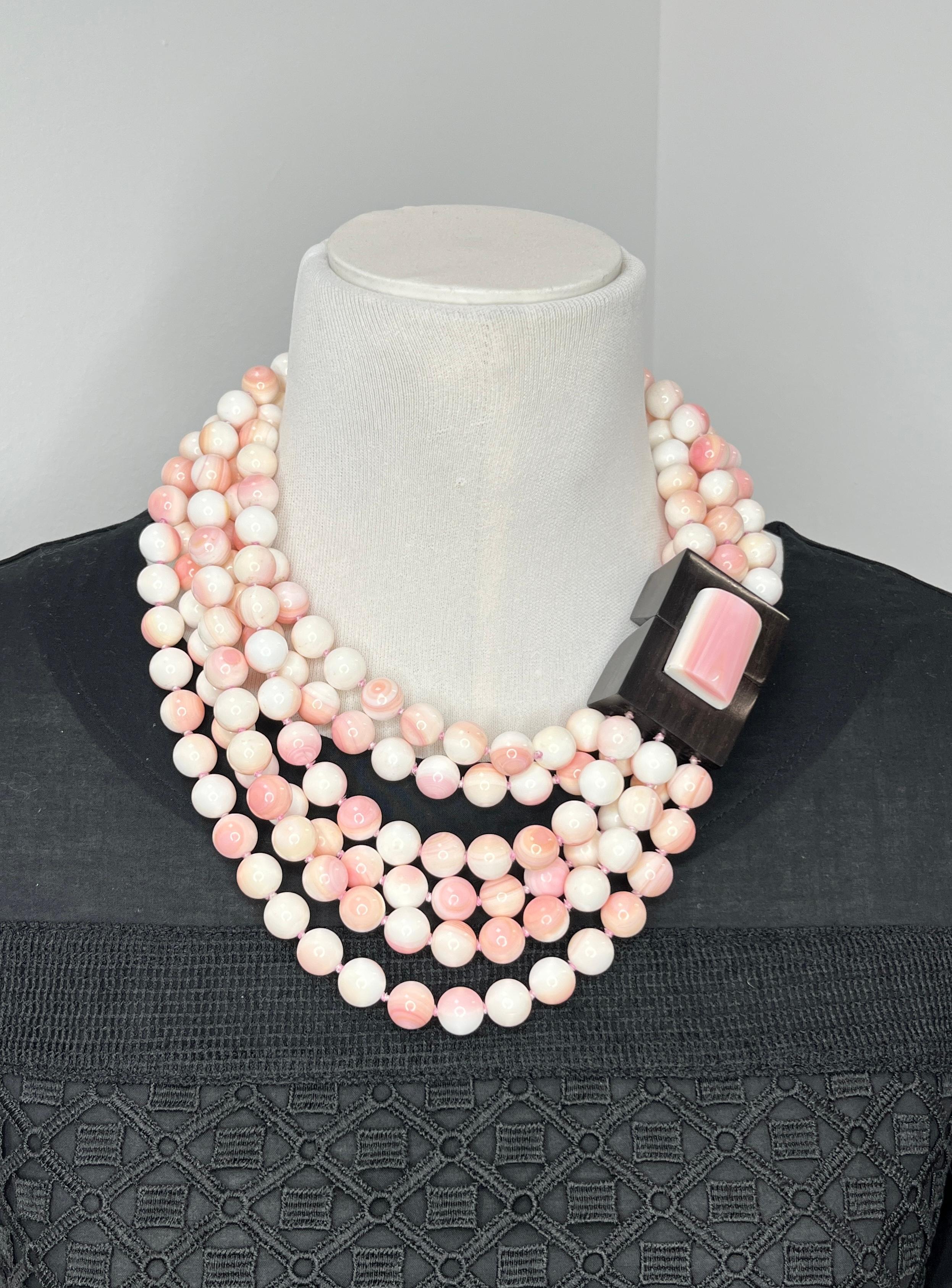 Patricia von Musulin - Collana di perle di conchiglia rosa a più fili in vendita 6