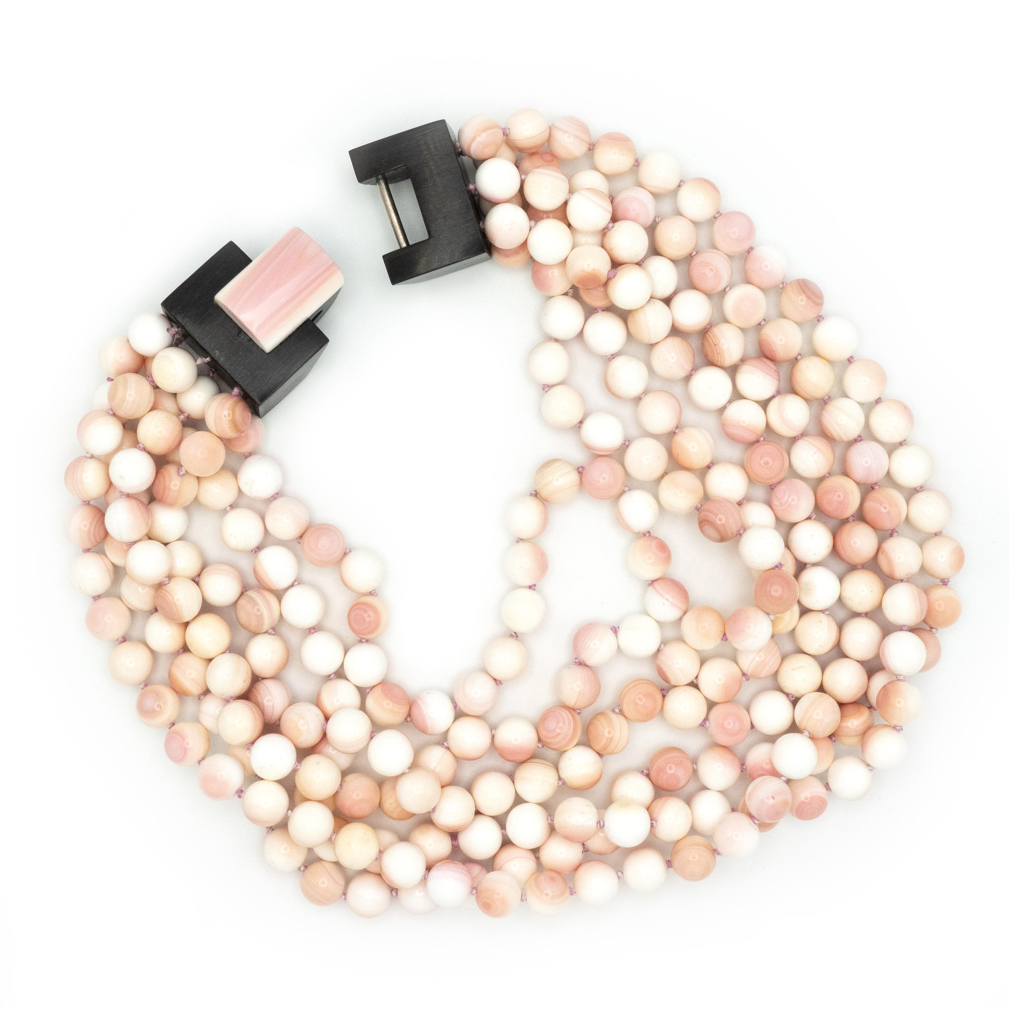 Moderno Patricia von Musulin - Collana di perle di conchiglia rosa a più fili in vendita