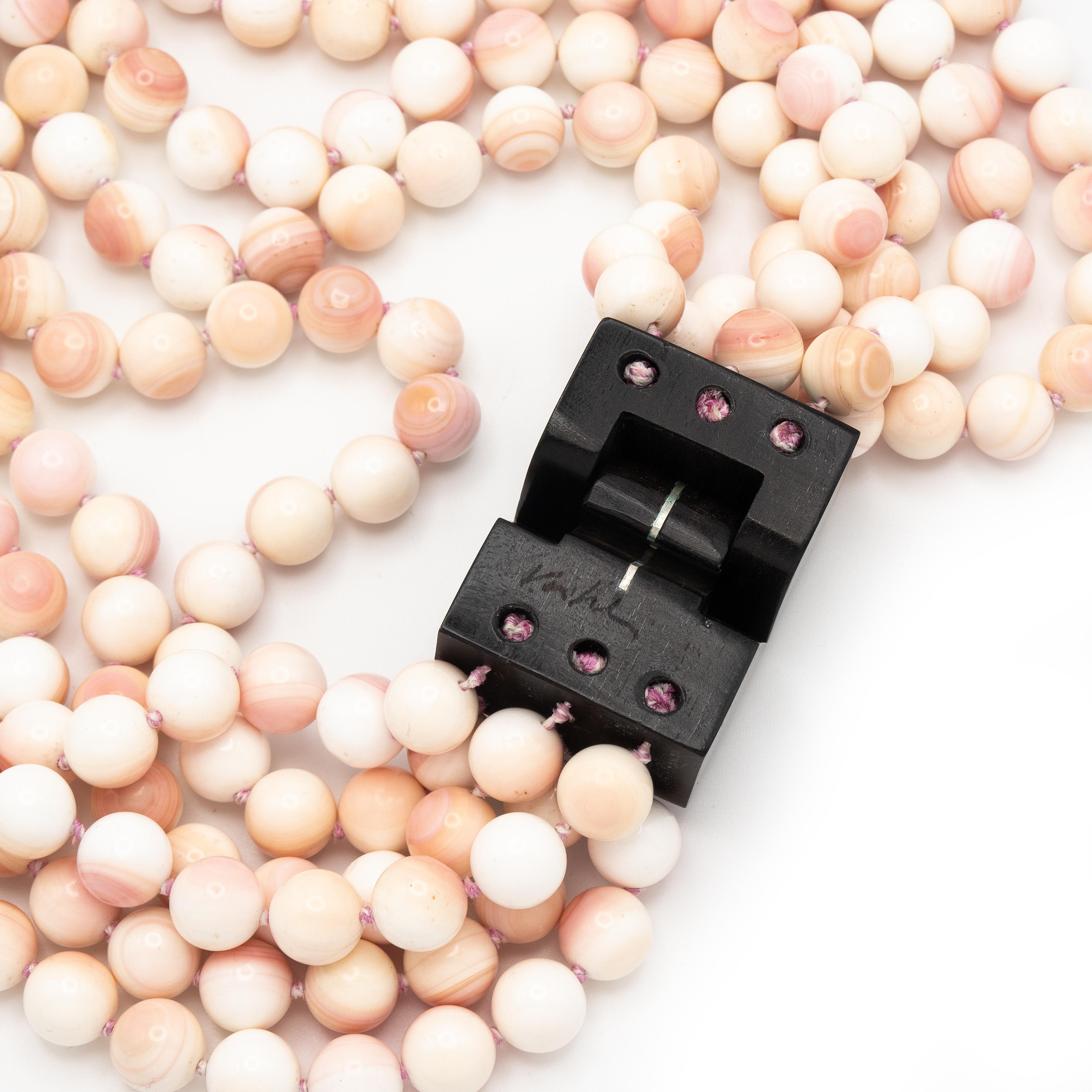 Patricia von Musulin - Collana di perle di conchiglia rosa a più fili in vendita 1