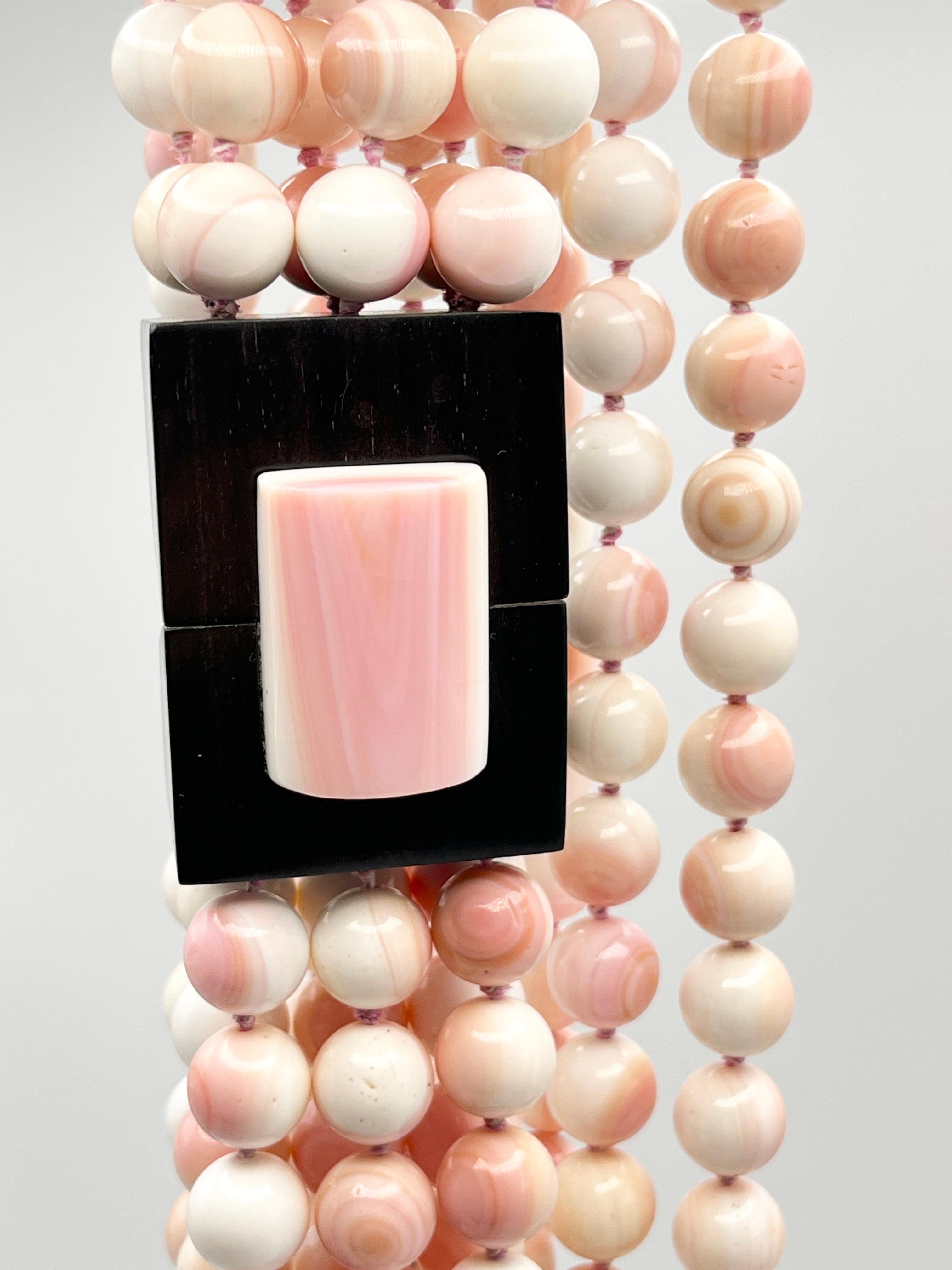 Patricia von Musulin - Collana di perle di conchiglia rosa a più fili in vendita 2