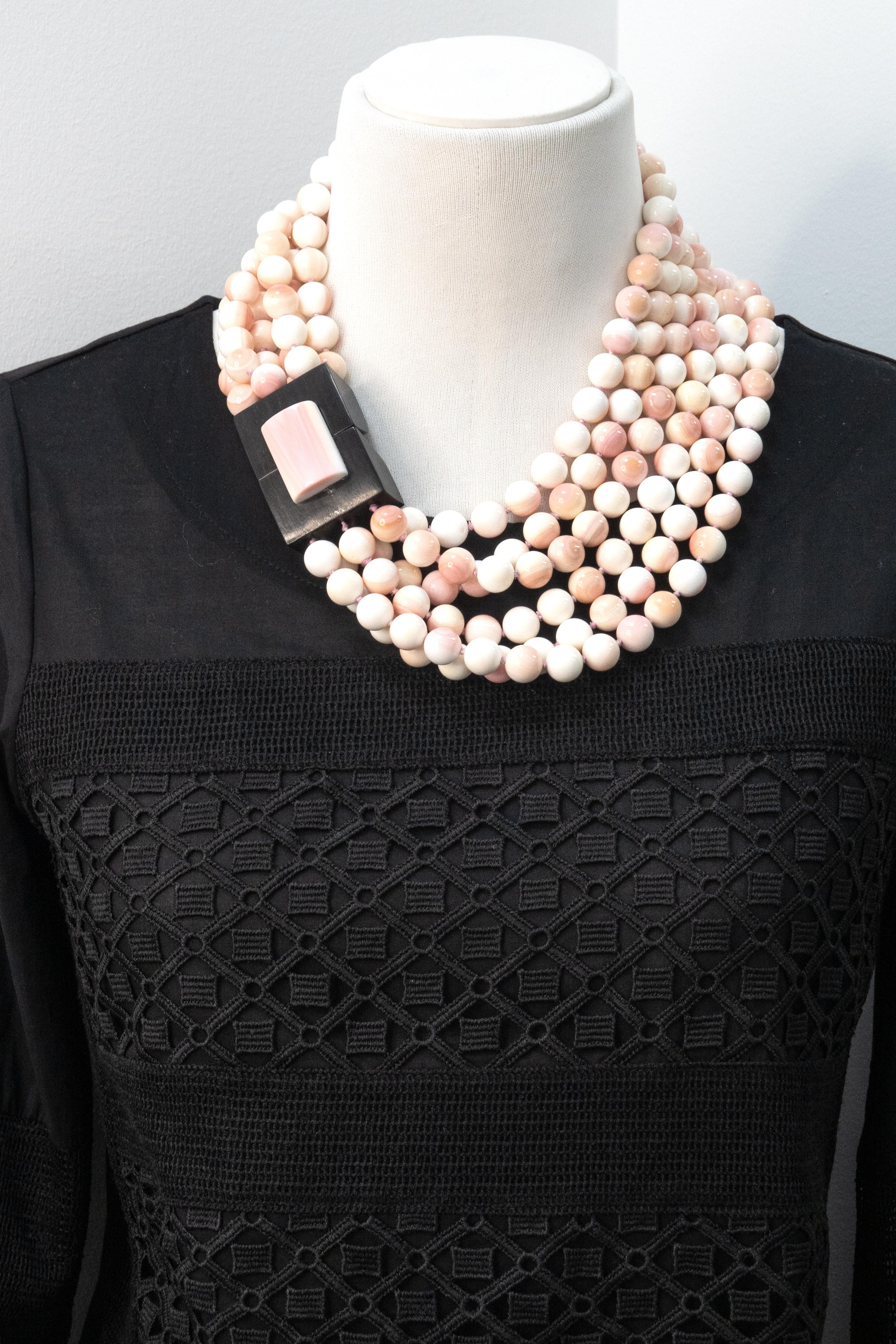 Patricia von Musulin - Collana di perle di conchiglia rosa a più fili in vendita 4