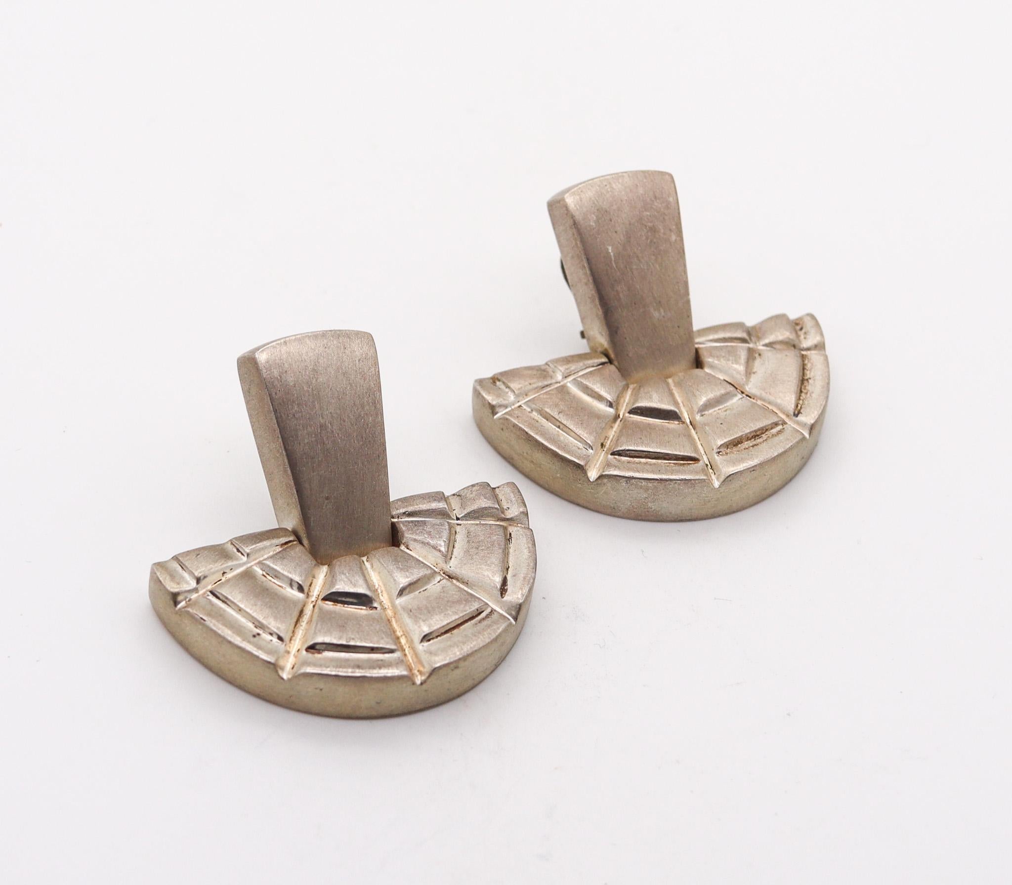 Sculpted dangle earrings designed by Patricia Von Musulin.

Beautiful pair of dangle clips-on earrings, created by Patricia Von Musulin during the modernist period, back in the late 1970. The earrings were carefully crafted with sculpted geometric
