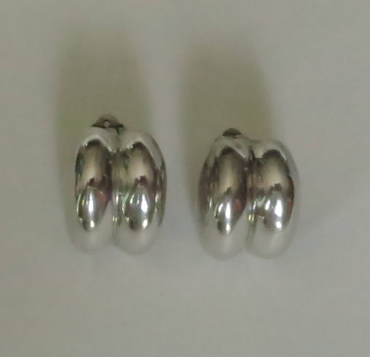 Sleek & modern Patricia Von Musulin sterling silver ear clips. In excellent condition.

Measurements are:
1