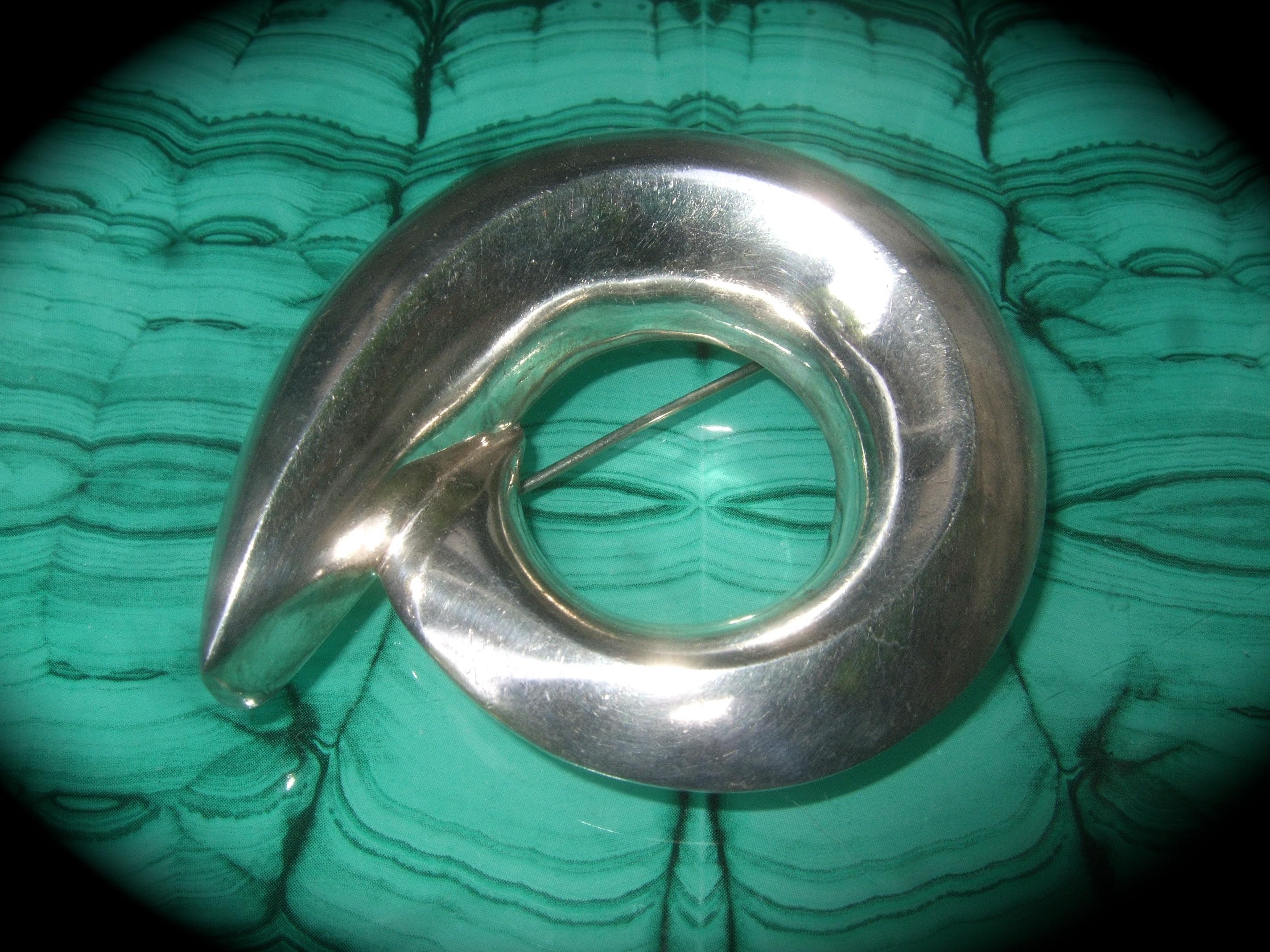 Patricia Von Musulin Sterling silver modernist artisan brooch c 1980s

The large-scale three dimensional brooch is designed in a circular swirl shape is stamped: Sterling Von Musulin   

Makes a very striking accesssory 
Measures 2 5/8 of an inch x