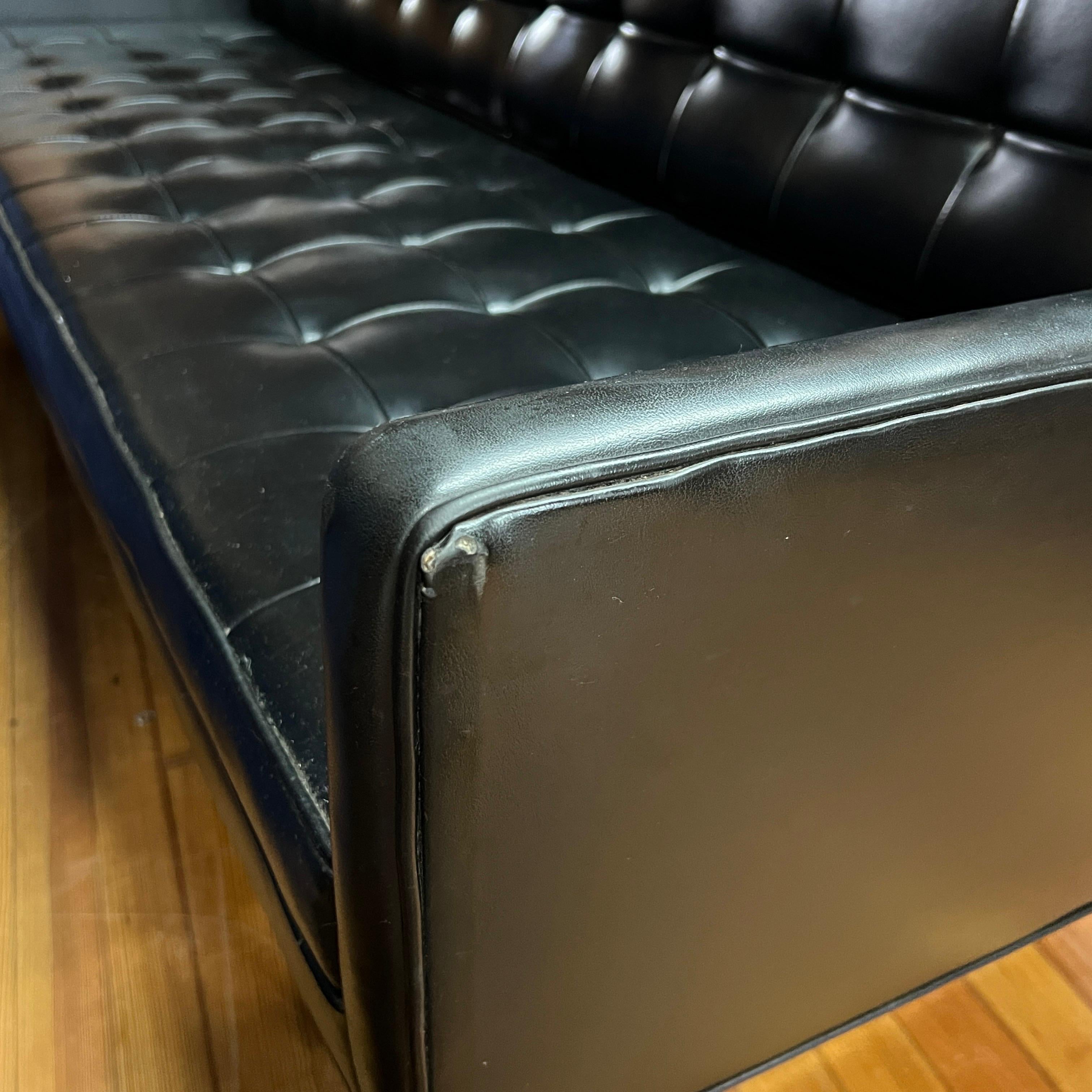 Patrician Furniture Company Sofá Cromado de Pata de Gallo Acolchado en venta 4