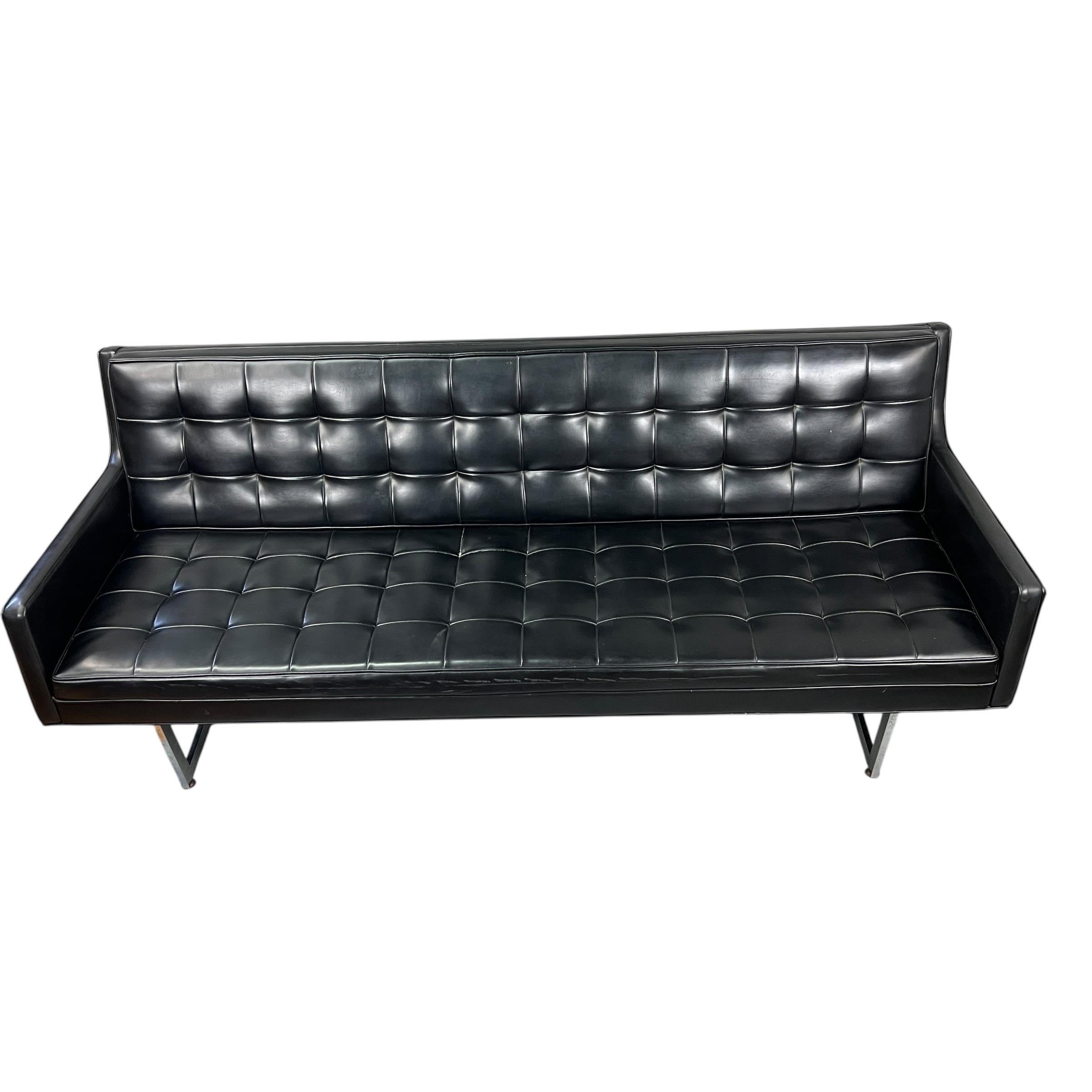 Ponemos a la venta un precioso sofá vintage de diseño elegante que descansa sobre unas elegantes patas de trineo cromadas.