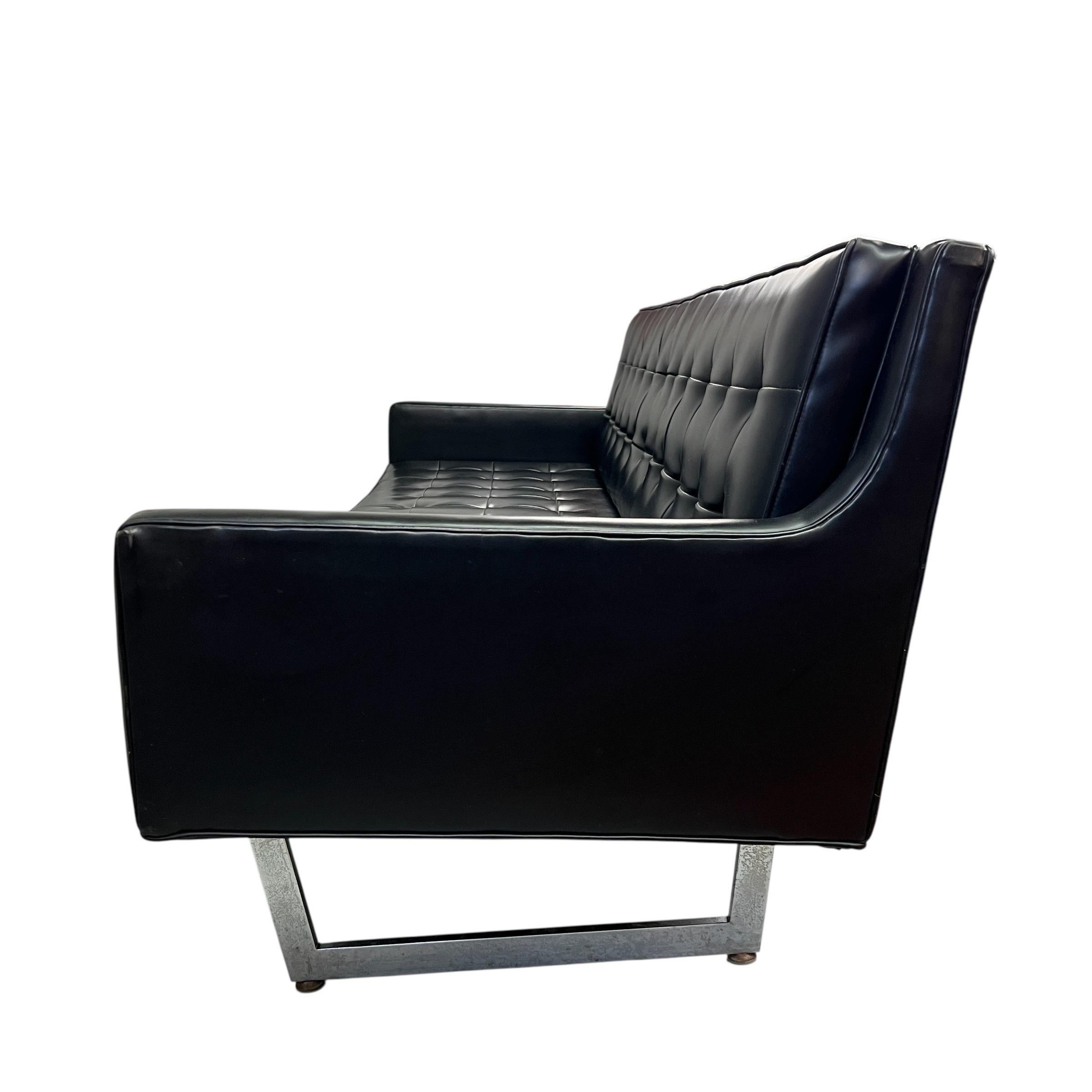 Patrician Furniture Company Sofá Cromado de Pata de Gallo Acolchado Moderno de mediados de siglo en venta