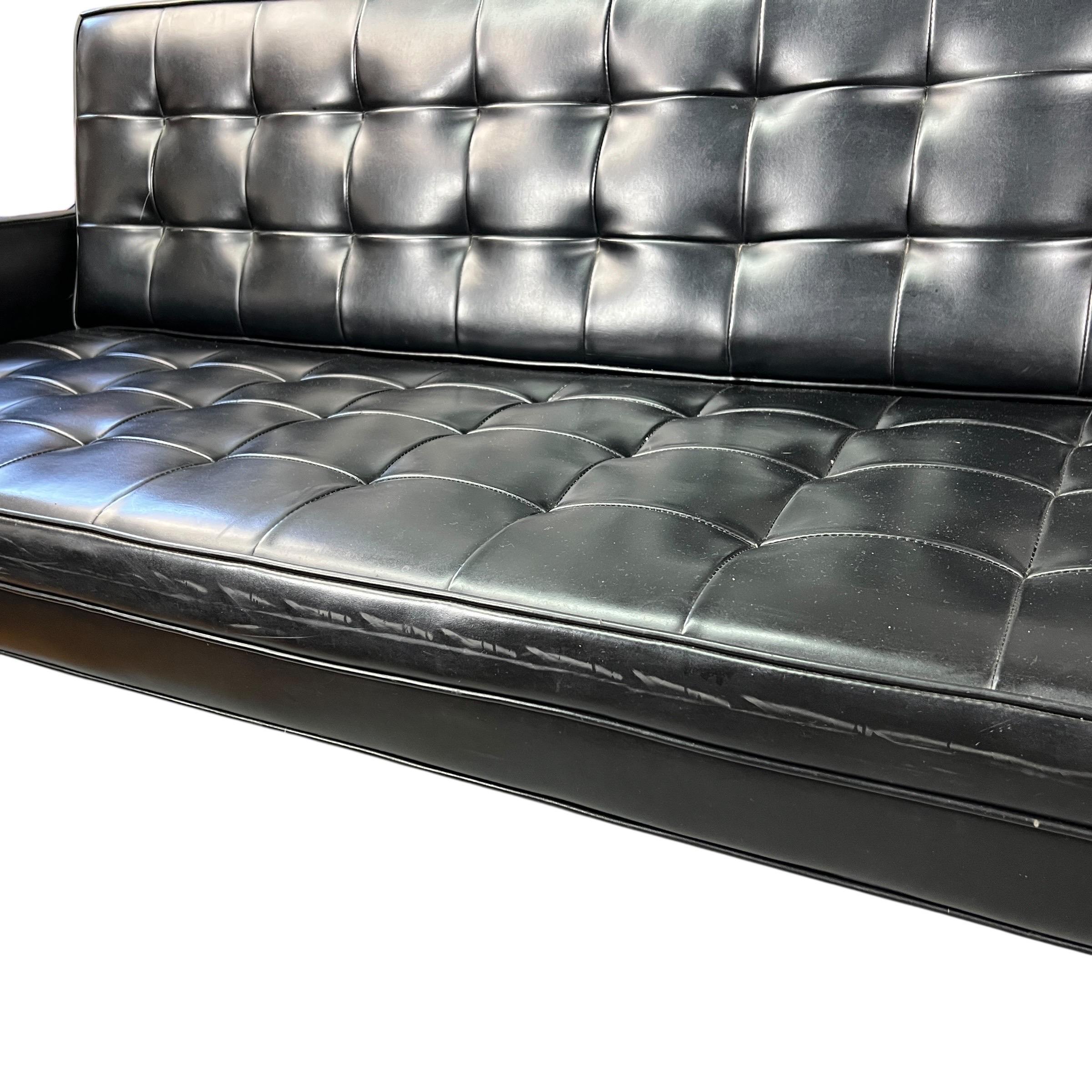 Patrician Furniture Company Sofá Cromado de Pata de Gallo Acolchado en venta 1