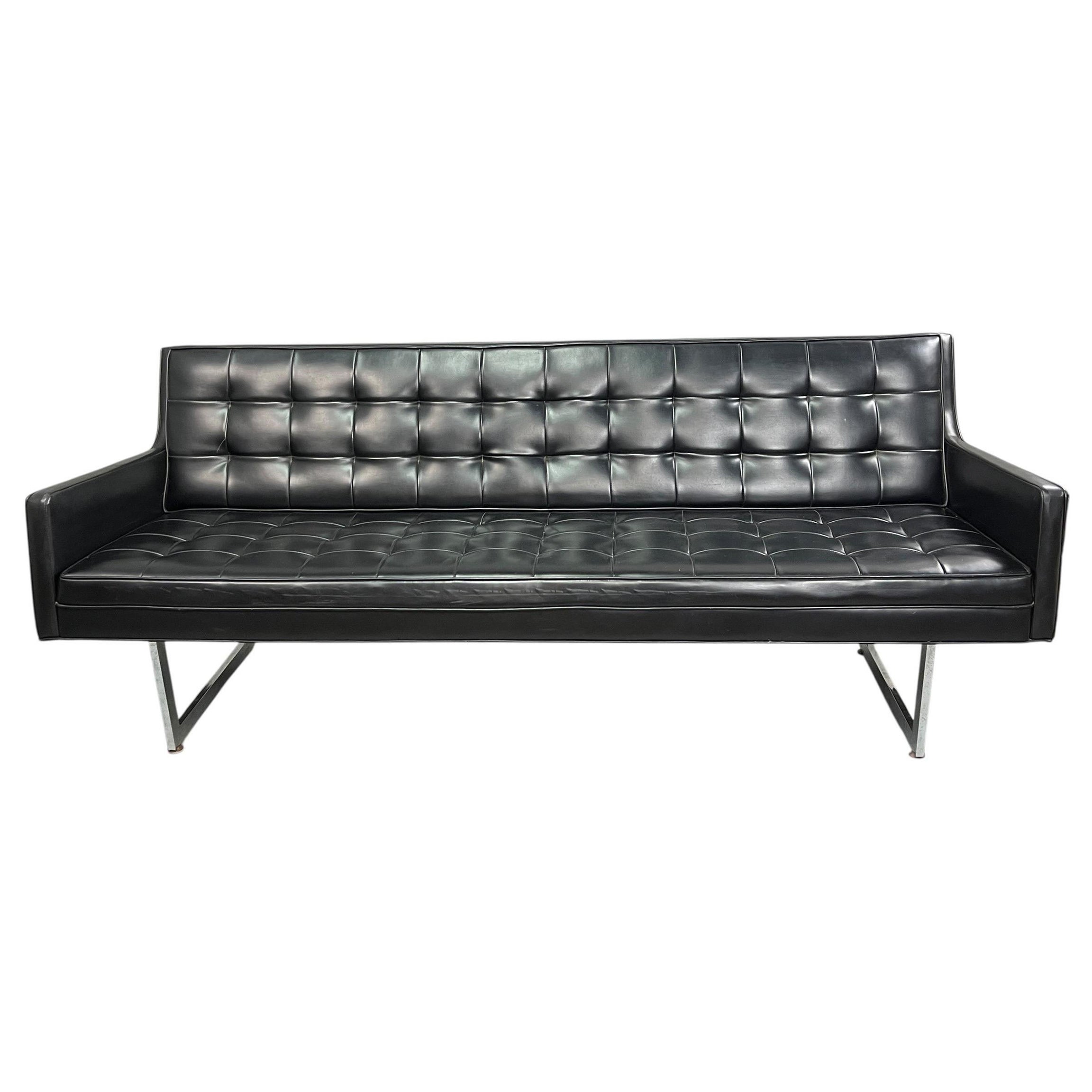 Patrician Furniture Company Sofá Cromado de Pata de Gallo Acolchado en venta