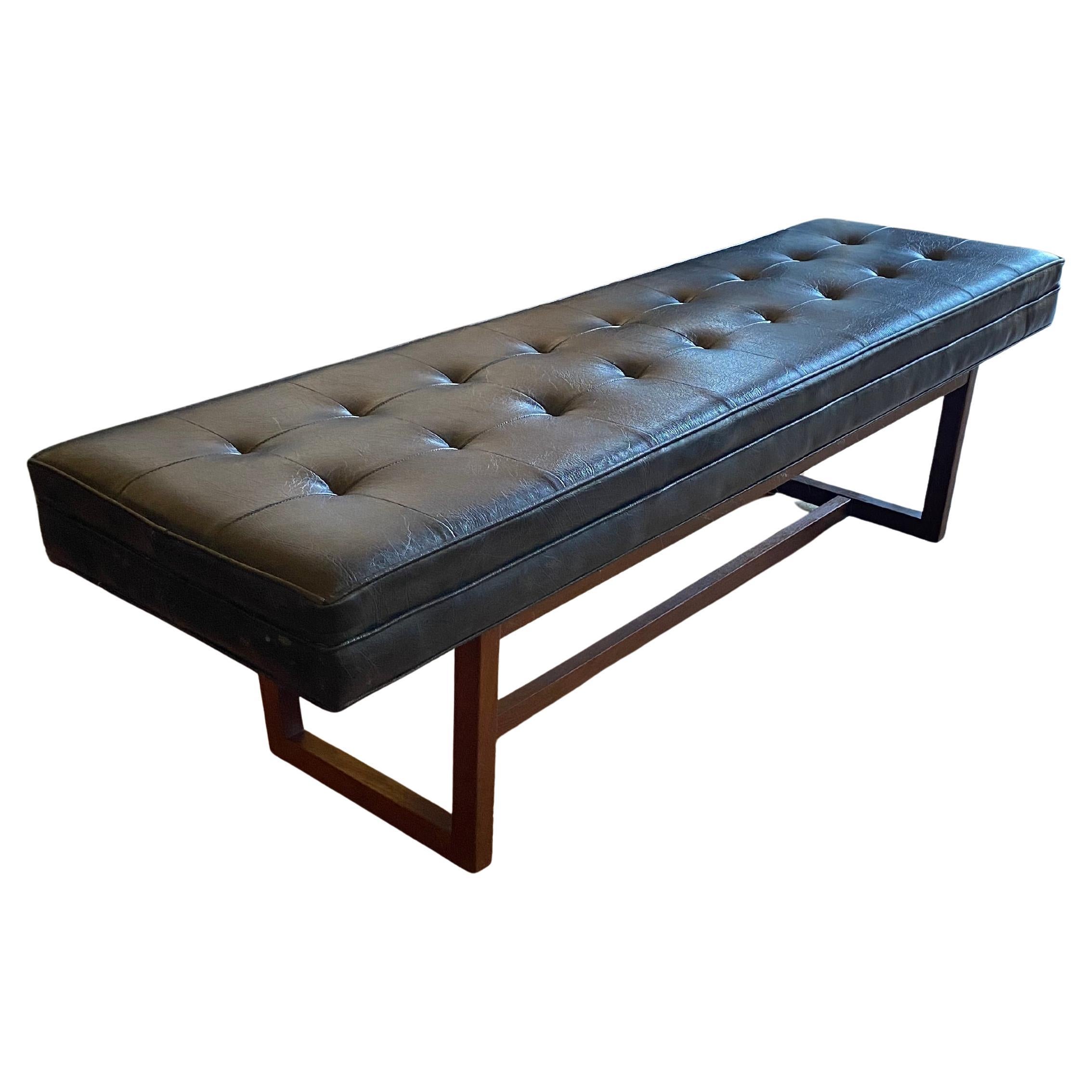 Patrician Furniture Banc touffeté noir dans un cadre en bois, moderne du milieu du siècle