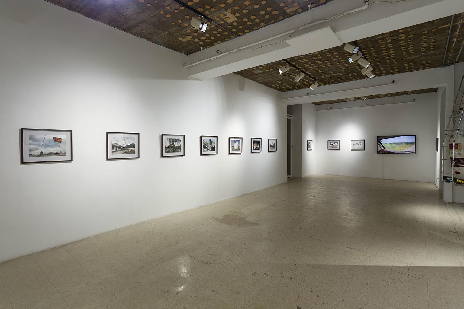 Signaturen der Desorientierung (Grau), Figurative Photograph, von Patrick Beaulieu