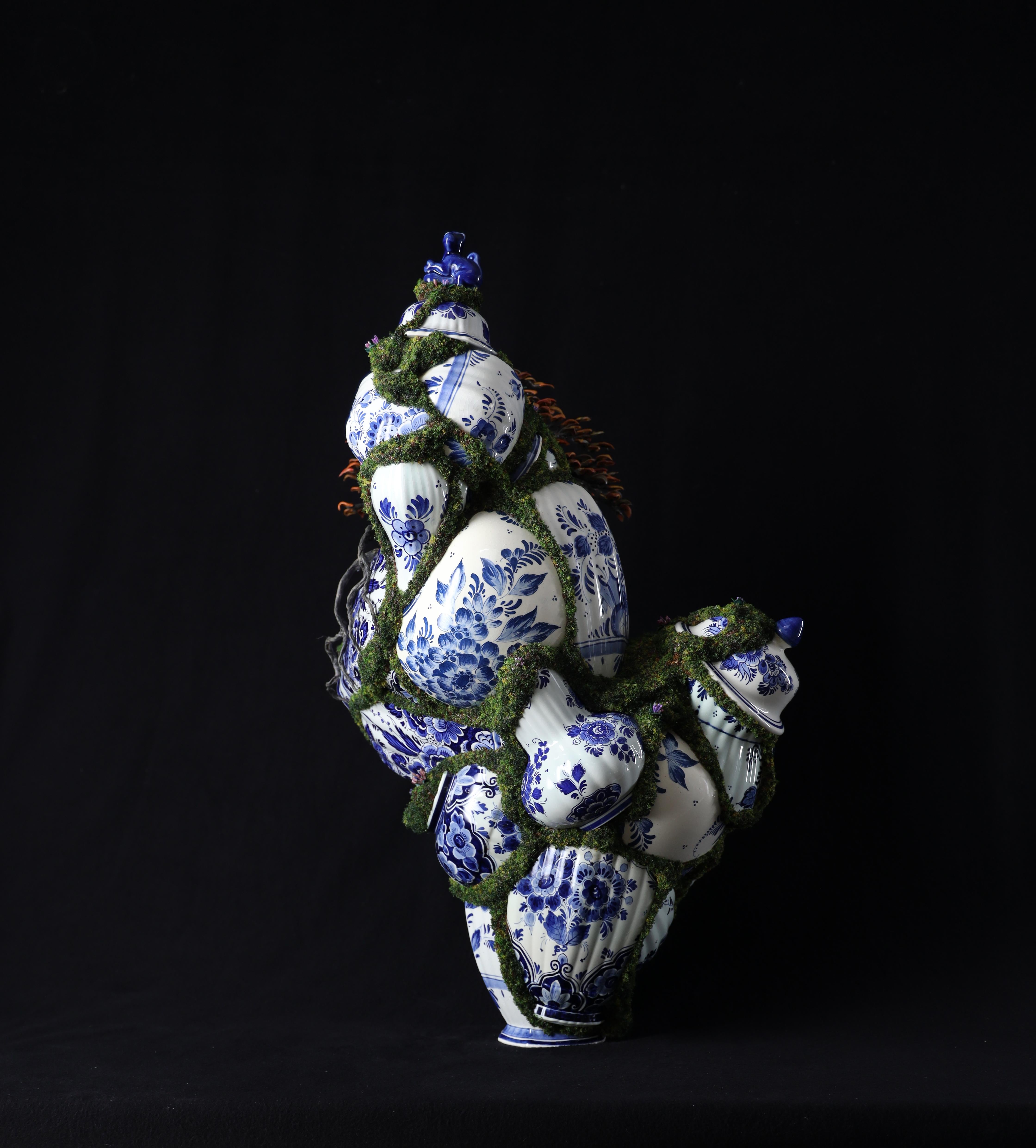 Patrick Bergsma (nato nel 1965) è uno scultore e ceramista olandese che attualmente lavora a Heerhugowaard, nei Paesi Bassi, noto per la costruzione di crescite verdeggianti che emergono da ceramiche antiche. Figlio di proprietari di negozi di