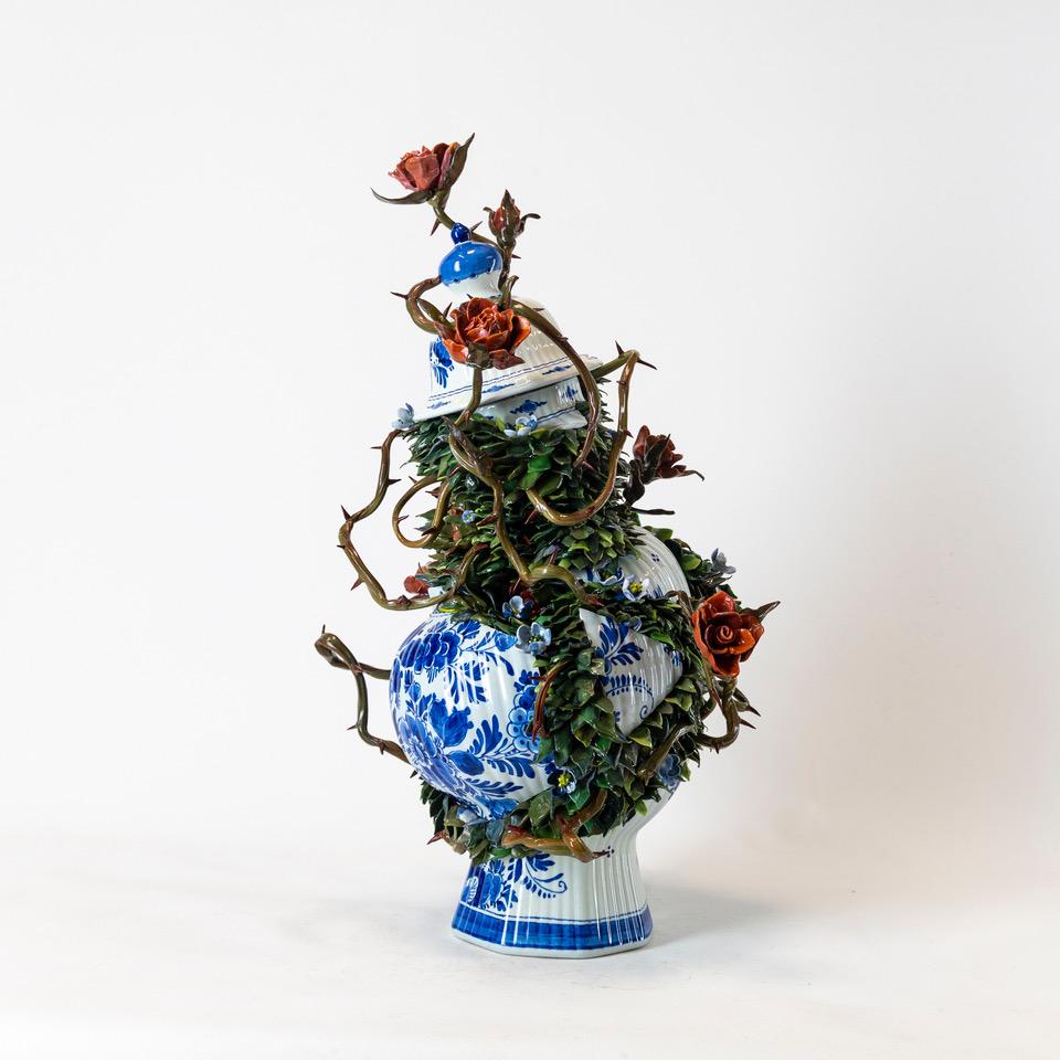 Patrick Bergsma (nato nel 1965) è uno scultore e ceramista olandese che attualmente lavora a Heerhugowaard, nei Paesi Bassi, noto per la costruzione di crescite verdeggianti che emergono da ceramiche antiche. Figlio di proprietari di negozi di