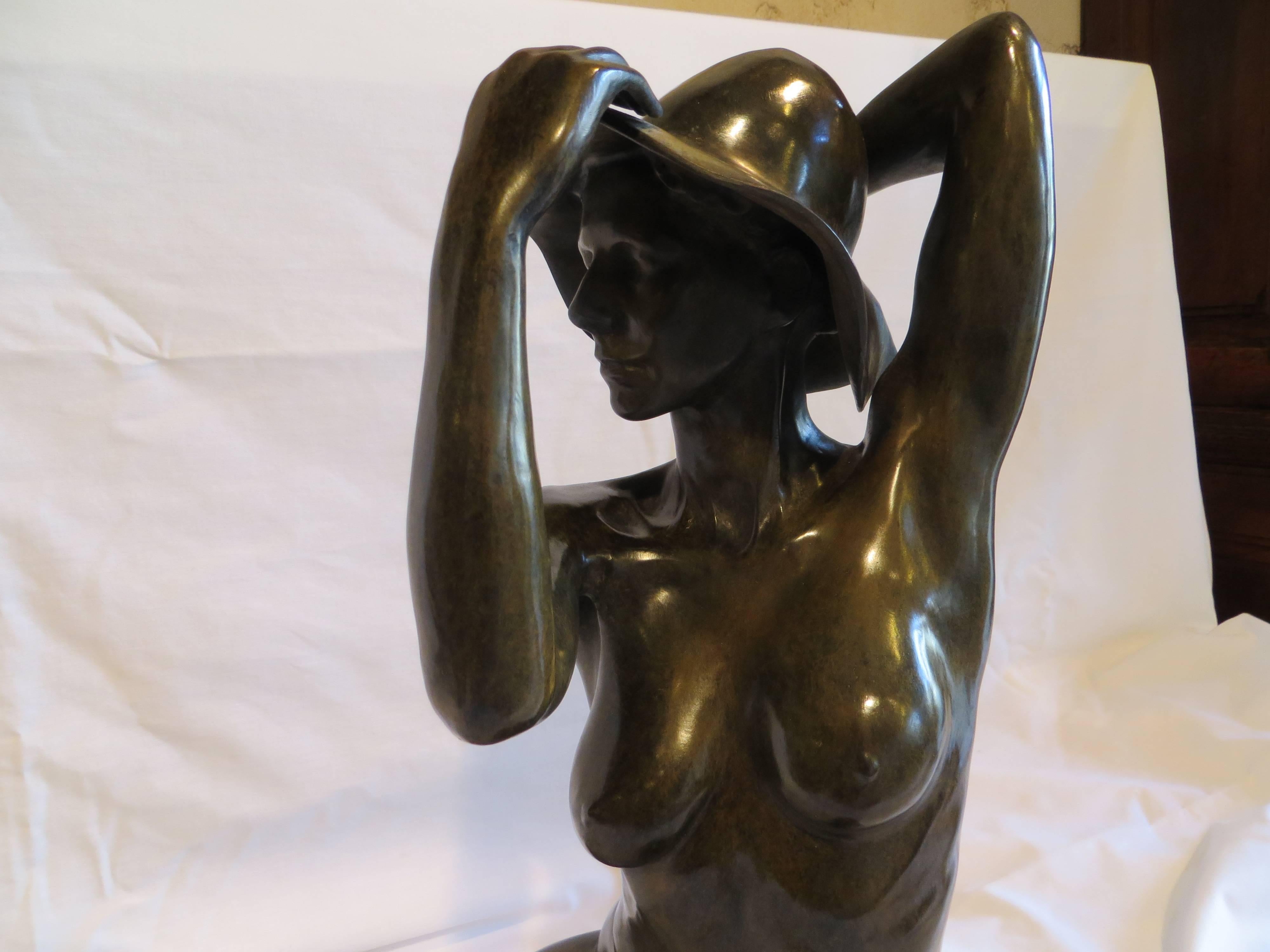 Bérangère mit Hut (Gold), Nude Sculpture, von Patrick Brun