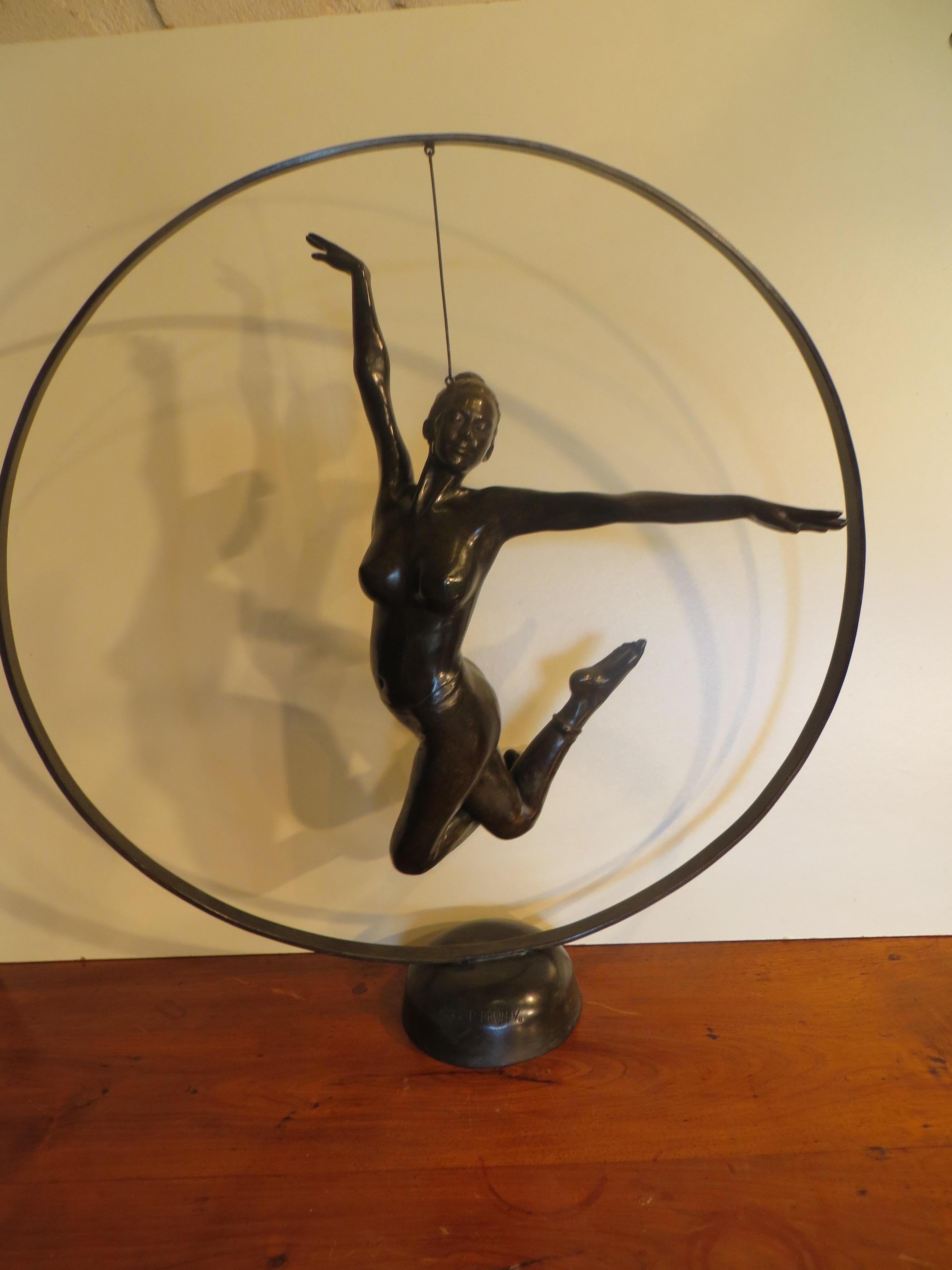 La chute suspendue - Or Figurative Sculpture par Patrick Brun
