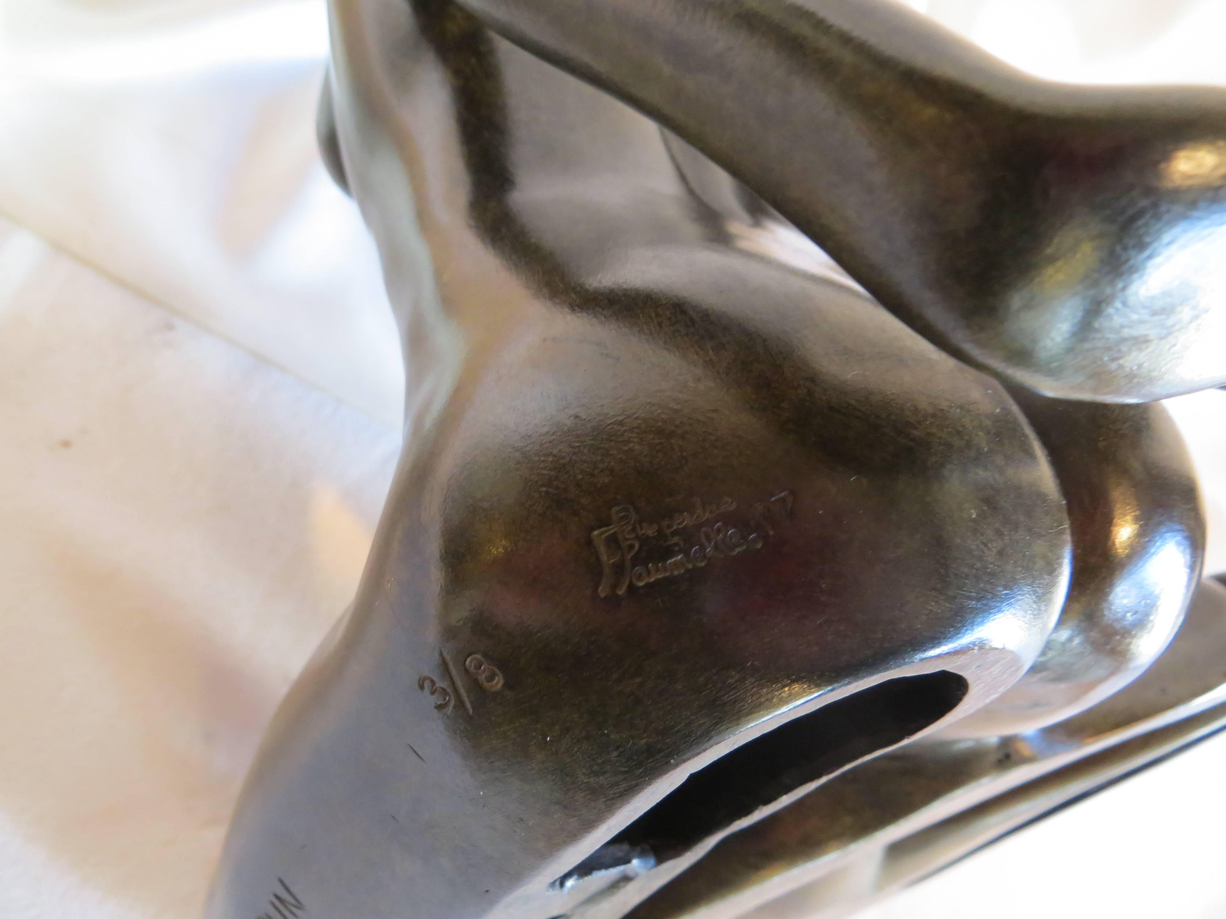 Menoca, cuir d'olive - Or Figurative Sculpture par Patrick Brun