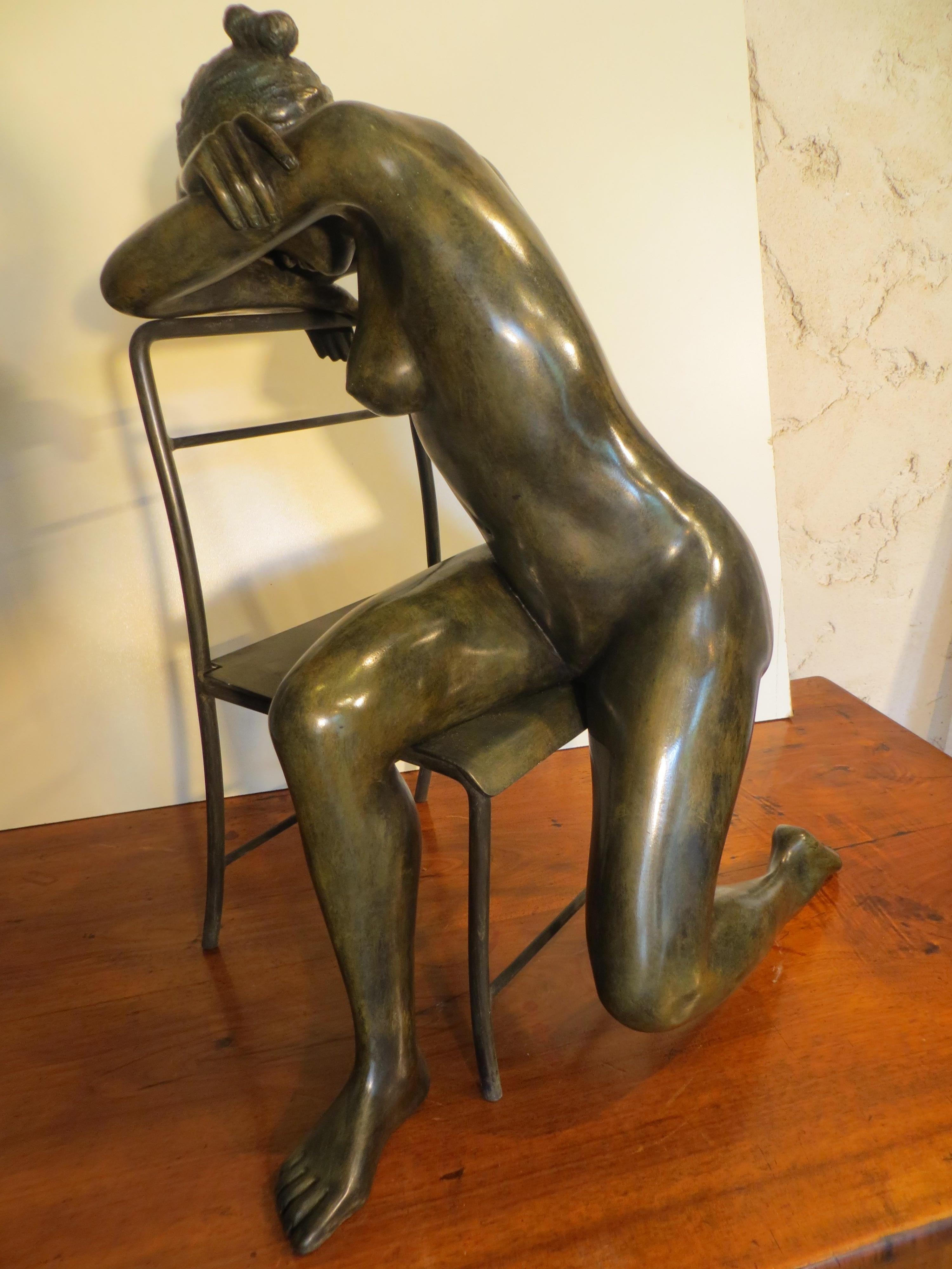 Fauteuil posé sur une chaise - Sculpture de Patrick Brun