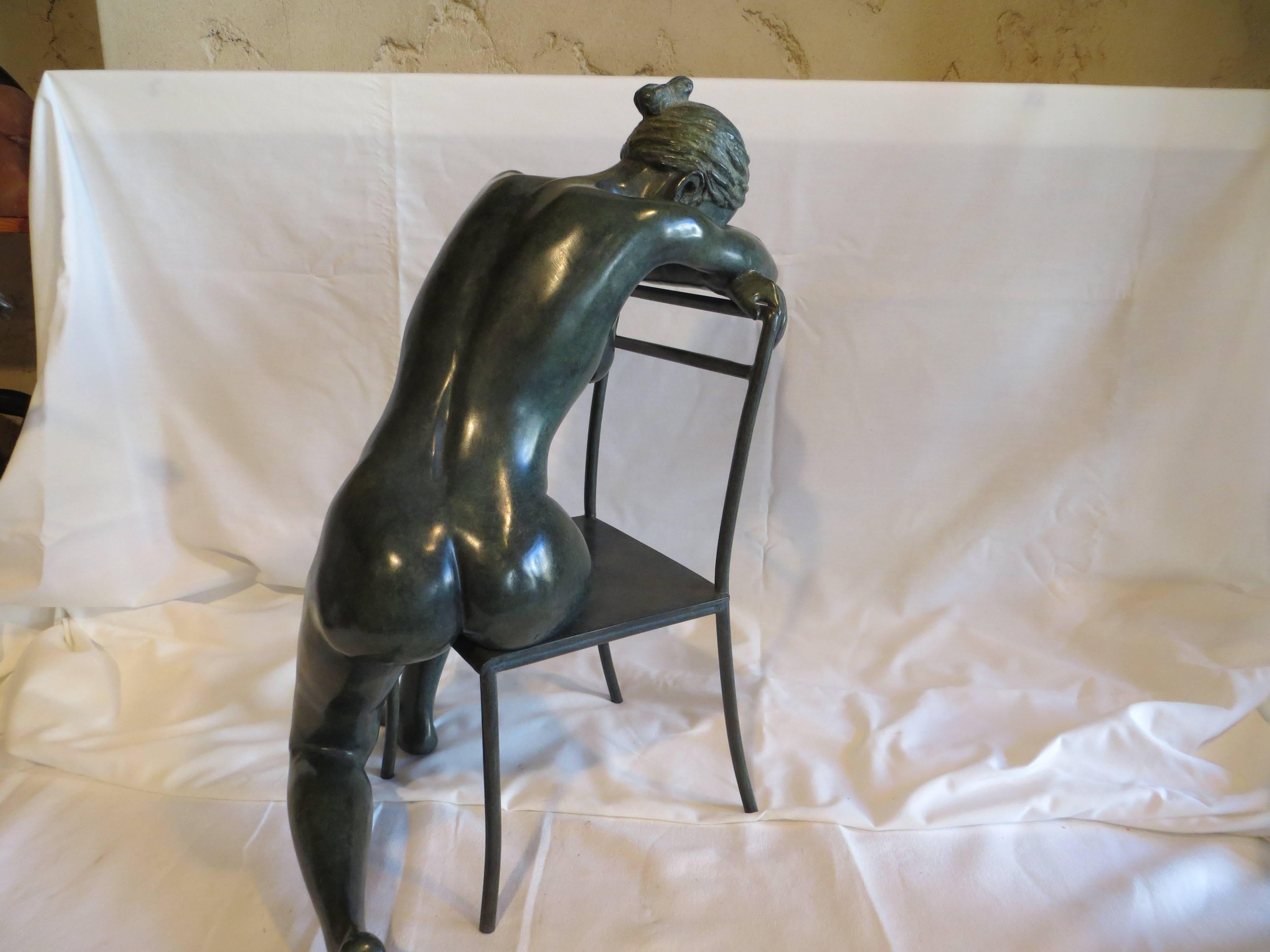Fauteuil posé sur une chaise - Or Nude Sculpture par Patrick Brun