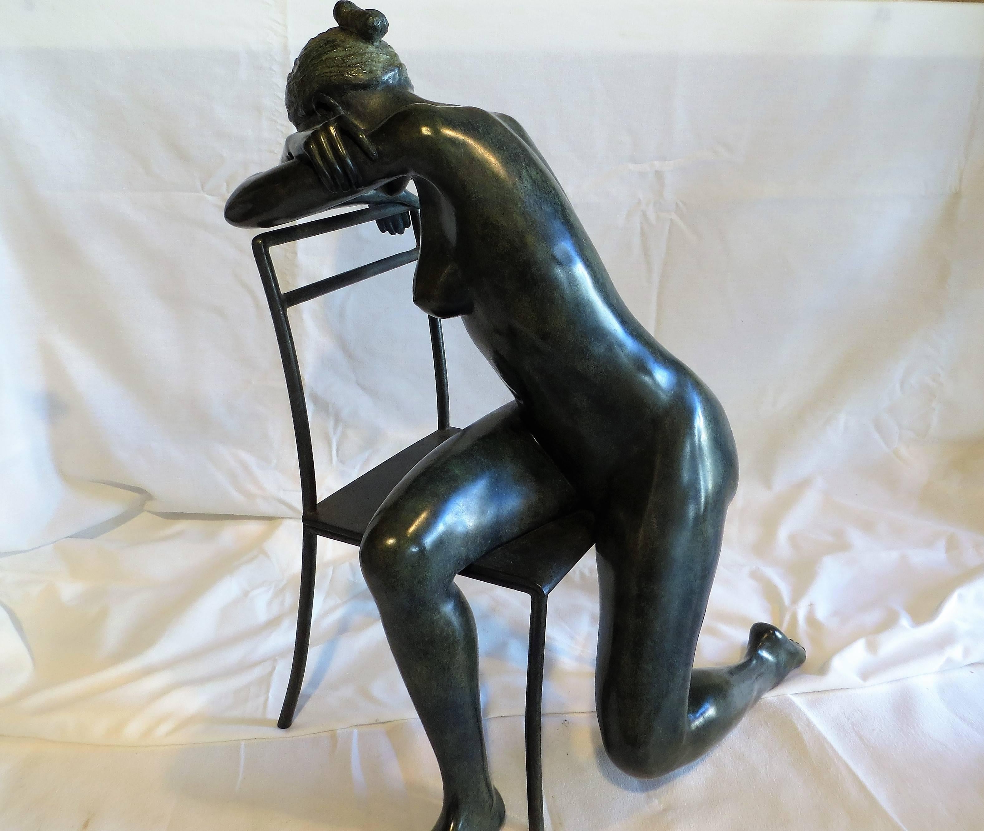 Fauteuil posé sur une chaise - Contemporain Sculpture par Patrick Brun