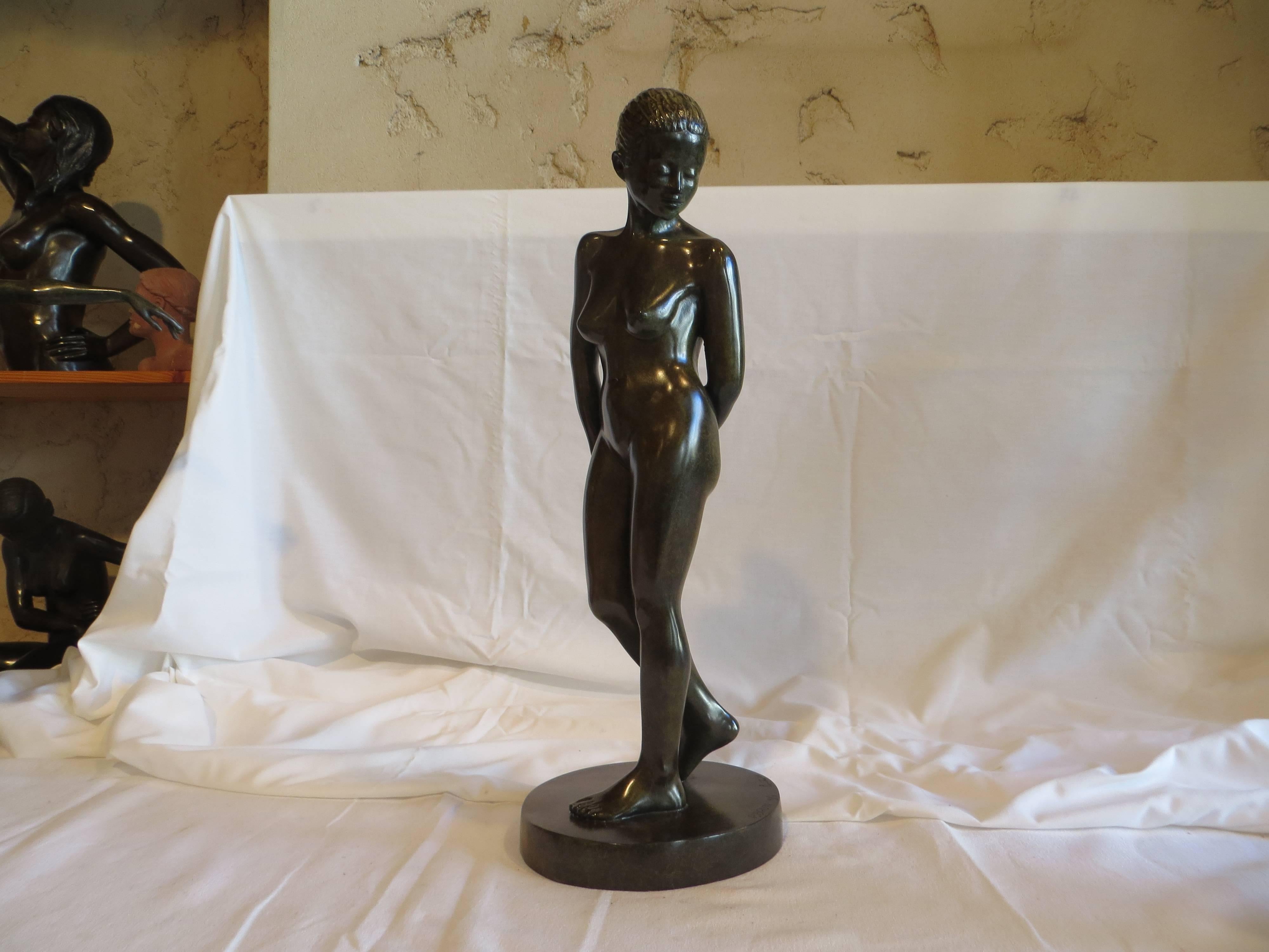 Stand-Up-Pose – Sculpture von Patrick Brun