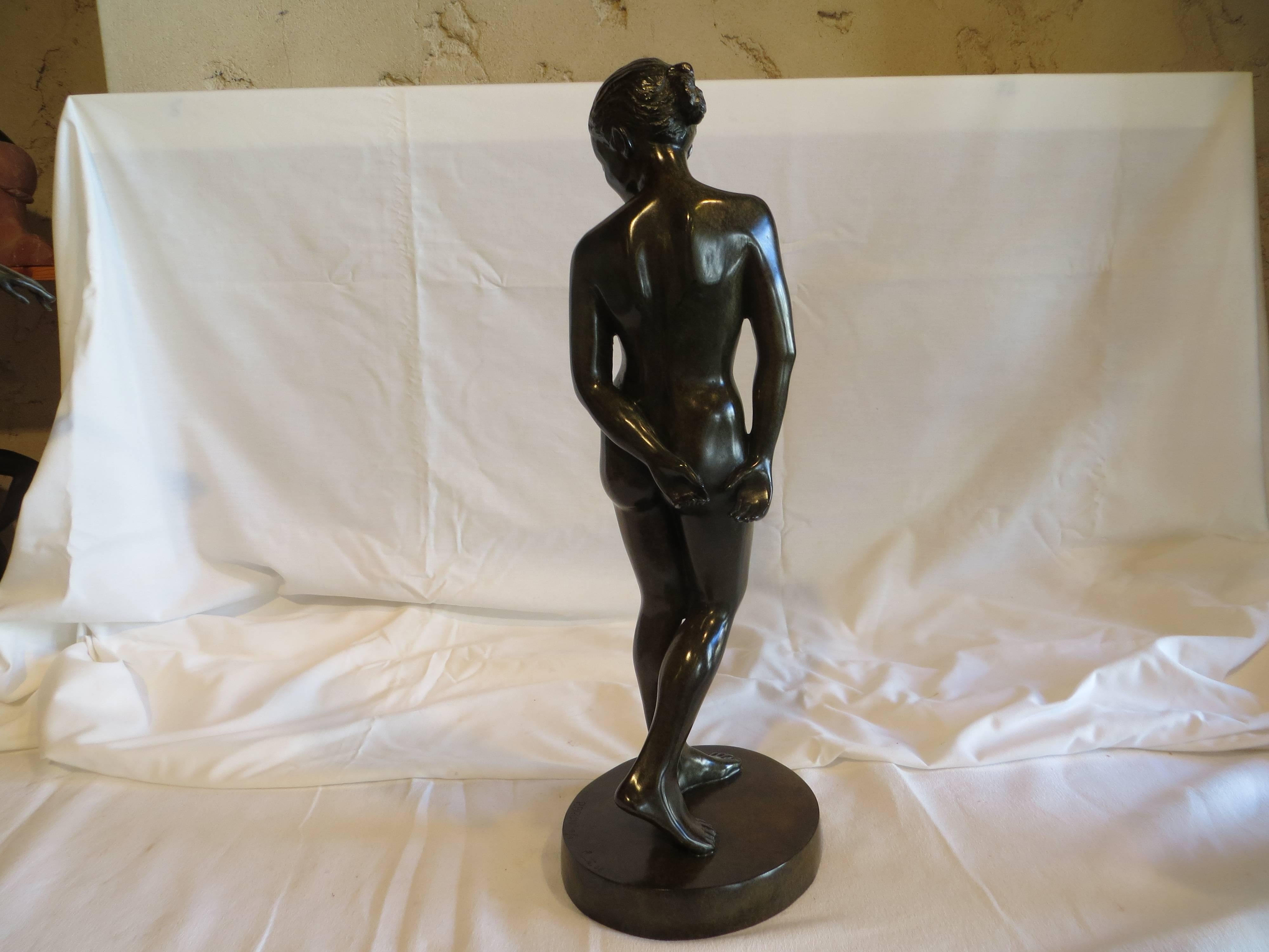 Stand-Up-Pose (Gold), Nude Sculpture, von Patrick Brun