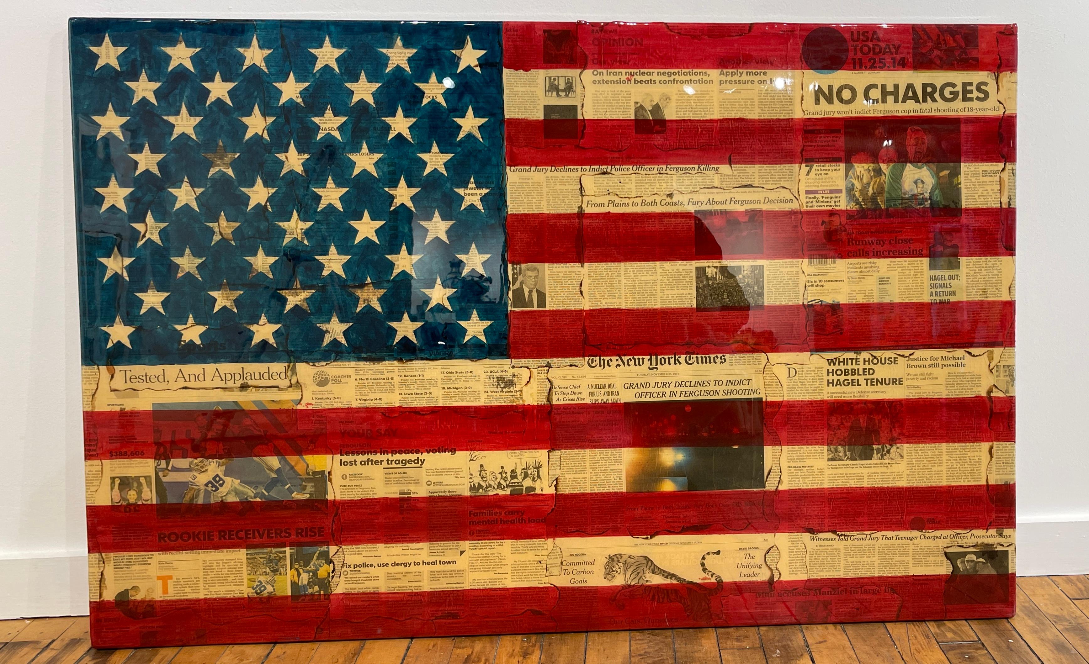 No Charges - Amerikanische Flagge Malerei über Vintage Newsprint Foto Collage (Zeitgenössisch), Mixed Media Art, von Patrick Burns