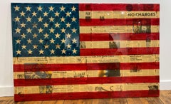 Senza spese - Pittura con bandiera americana su collage fotografico di carta da giornale vintage