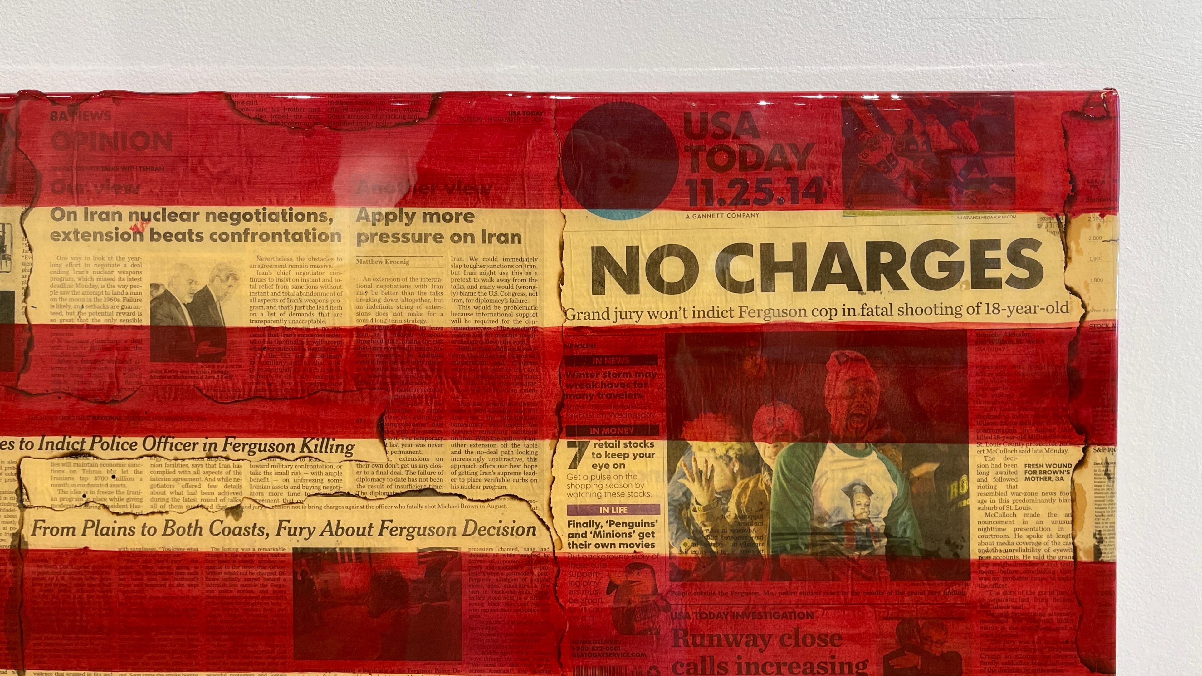 No Charges - Amerikanische Flagge Malerei über Vintage Newsprint Foto Collage im Angebot 1