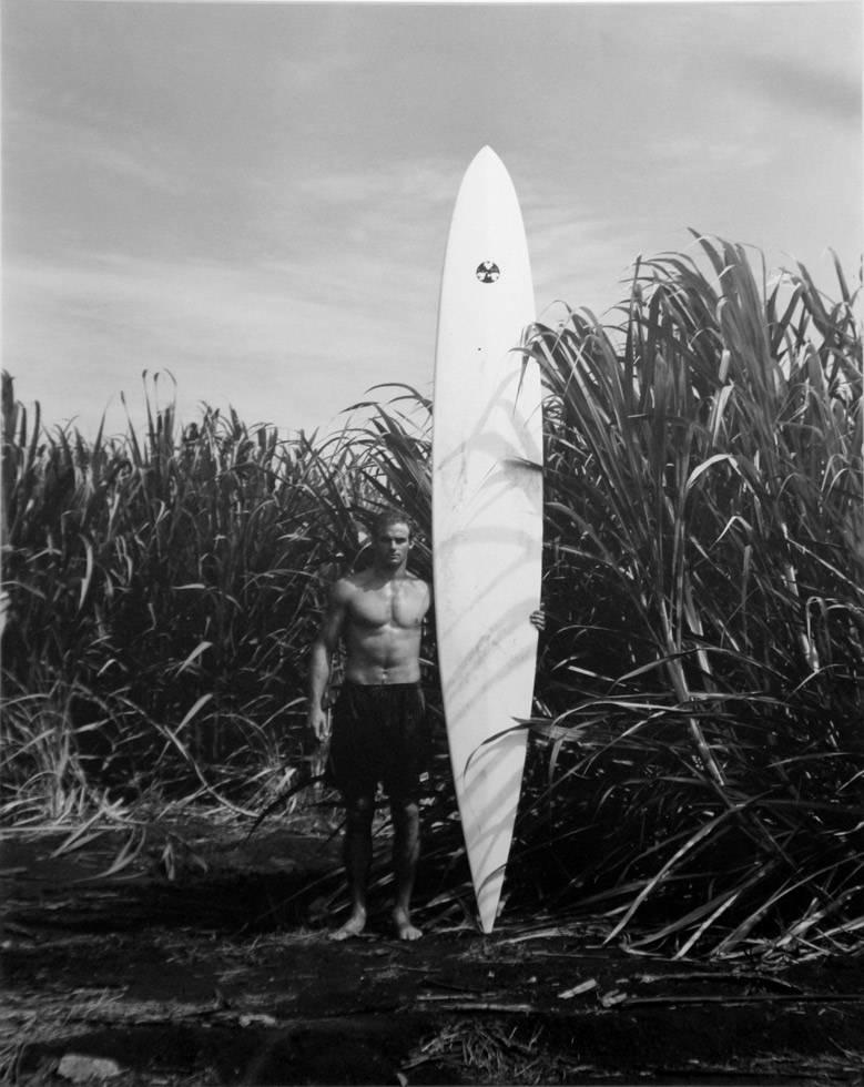 Surfer mit weißem Karton
