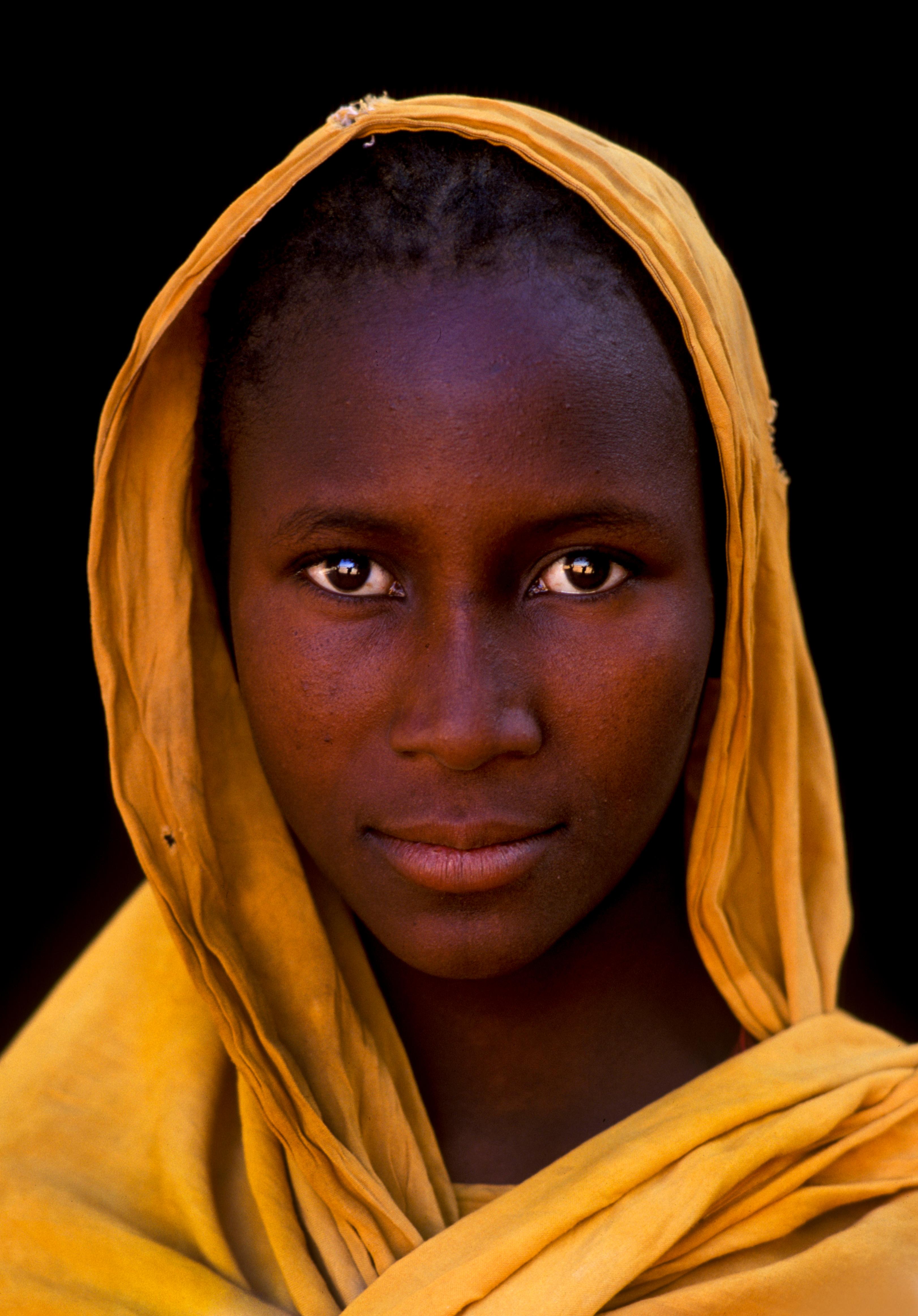 Patrick de Wilde Figurative Photograph – Mauretanien - Jeune fille Maure. Adrar