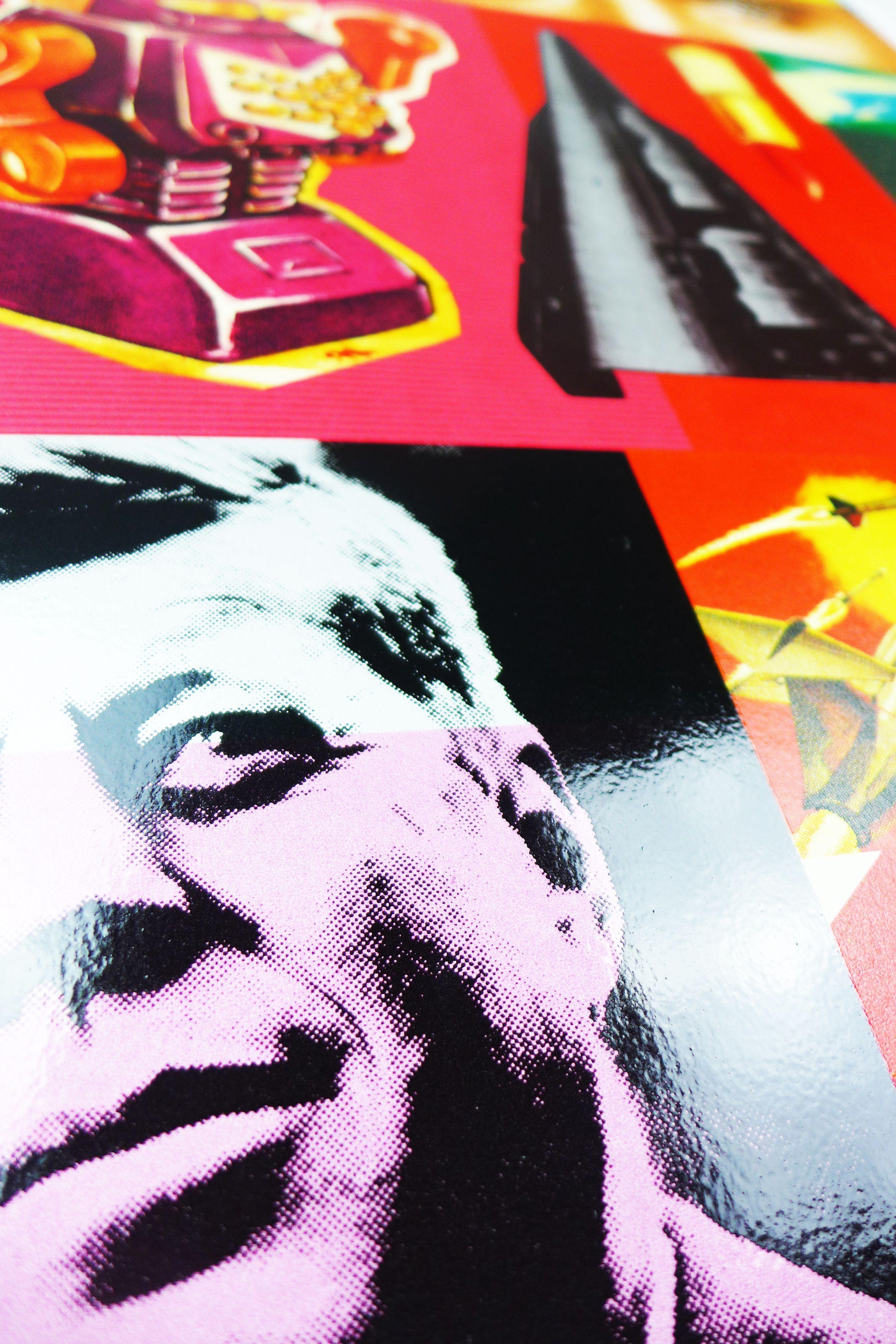 Une fantastique sérigraphie pop art originale, tirée à 50 exemplaires sur 300gsm.  Impression en 18 couleurs (plus vernis brillant sur l'image). L'impression a une bordure blanche.  Taille de l'impression 50cm x 70cm  Tous les tirages sont
