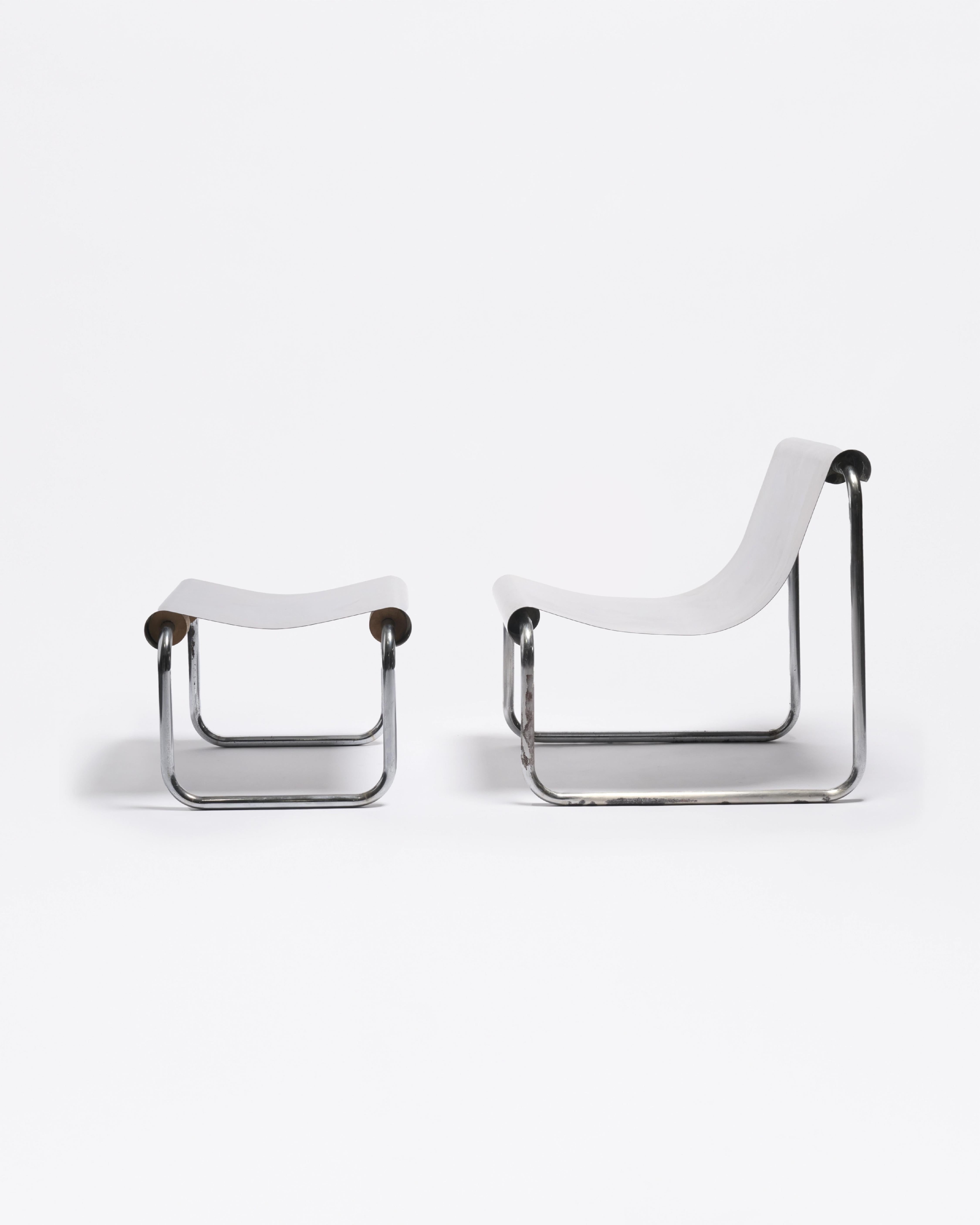 Dieser Sessel mit Fußstütze ist ein seltenes Beispiel für Gingembres ausdrucksstarke Formensprache. In Anlehnung an die kühnen Experimente des französischen Designs der 1970er Jahre sind die Proportionen breit und niedrig, mit einem Sinn für
