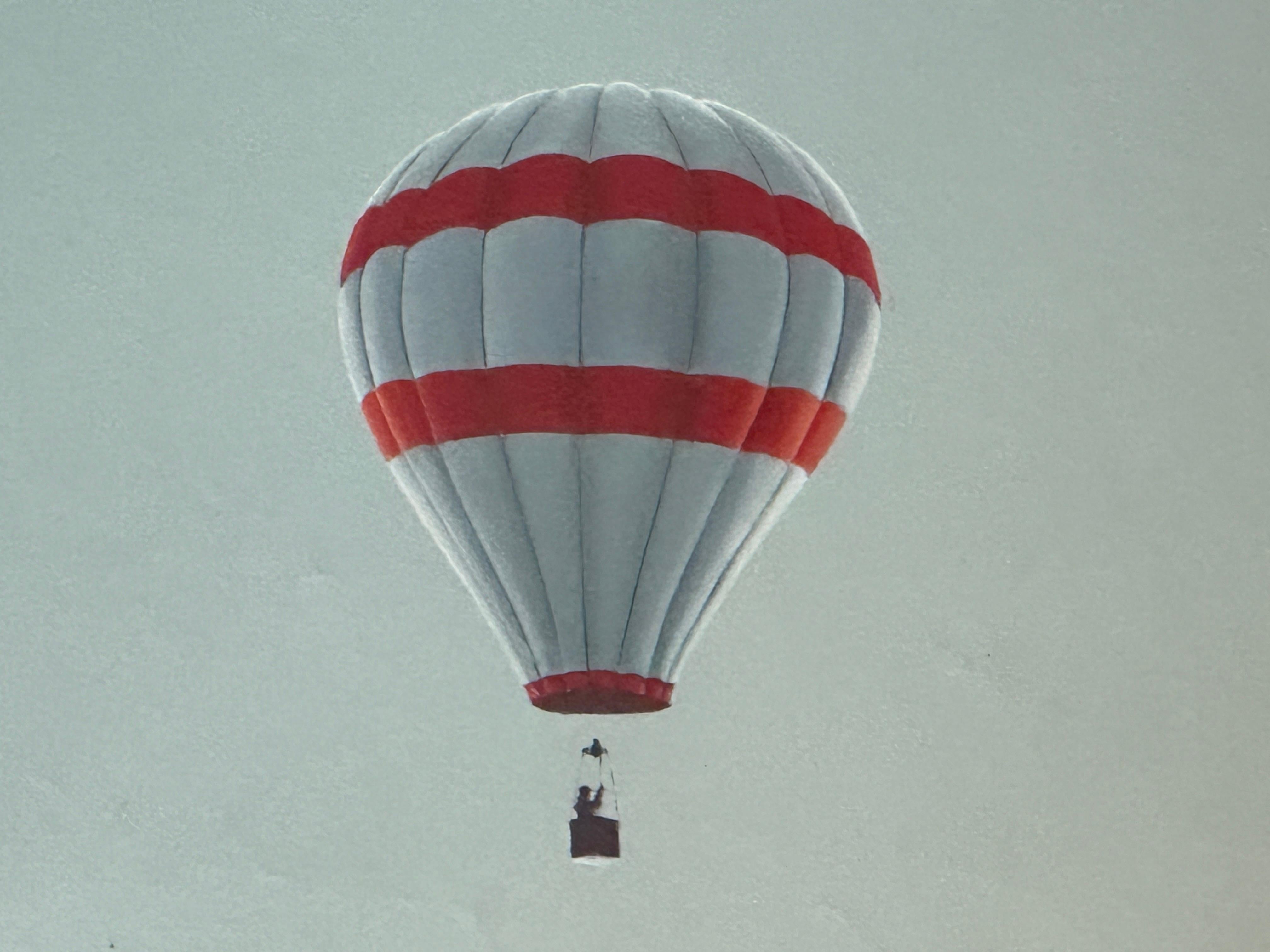 Heißluftballons über der San Francisco Bridge – Öl auf Leinwand von Patrick Heughe im Angebot 1