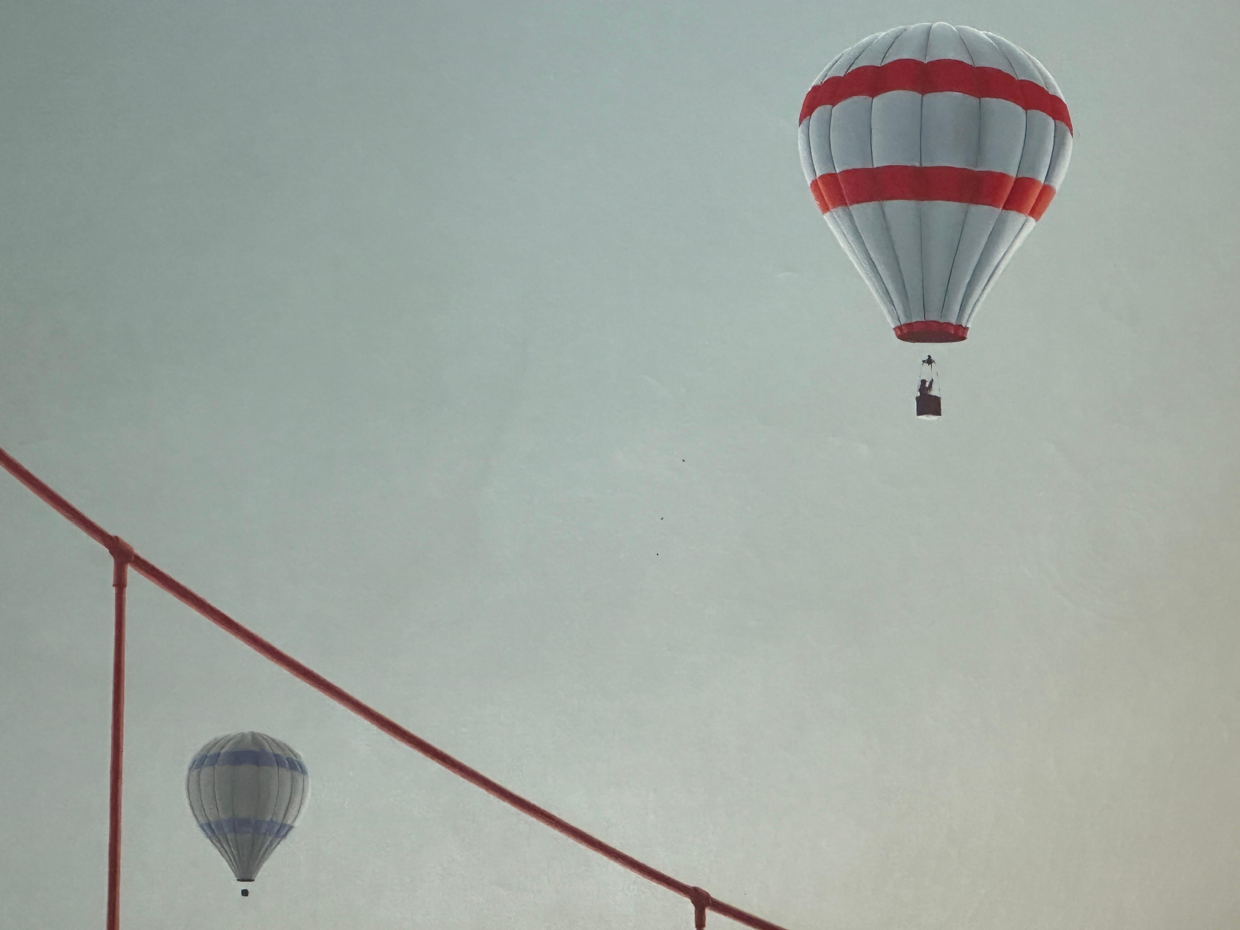 Heißluftballons über der San Francisco Bridge – Öl auf Leinwand von Patrick Heughe im Angebot 2
