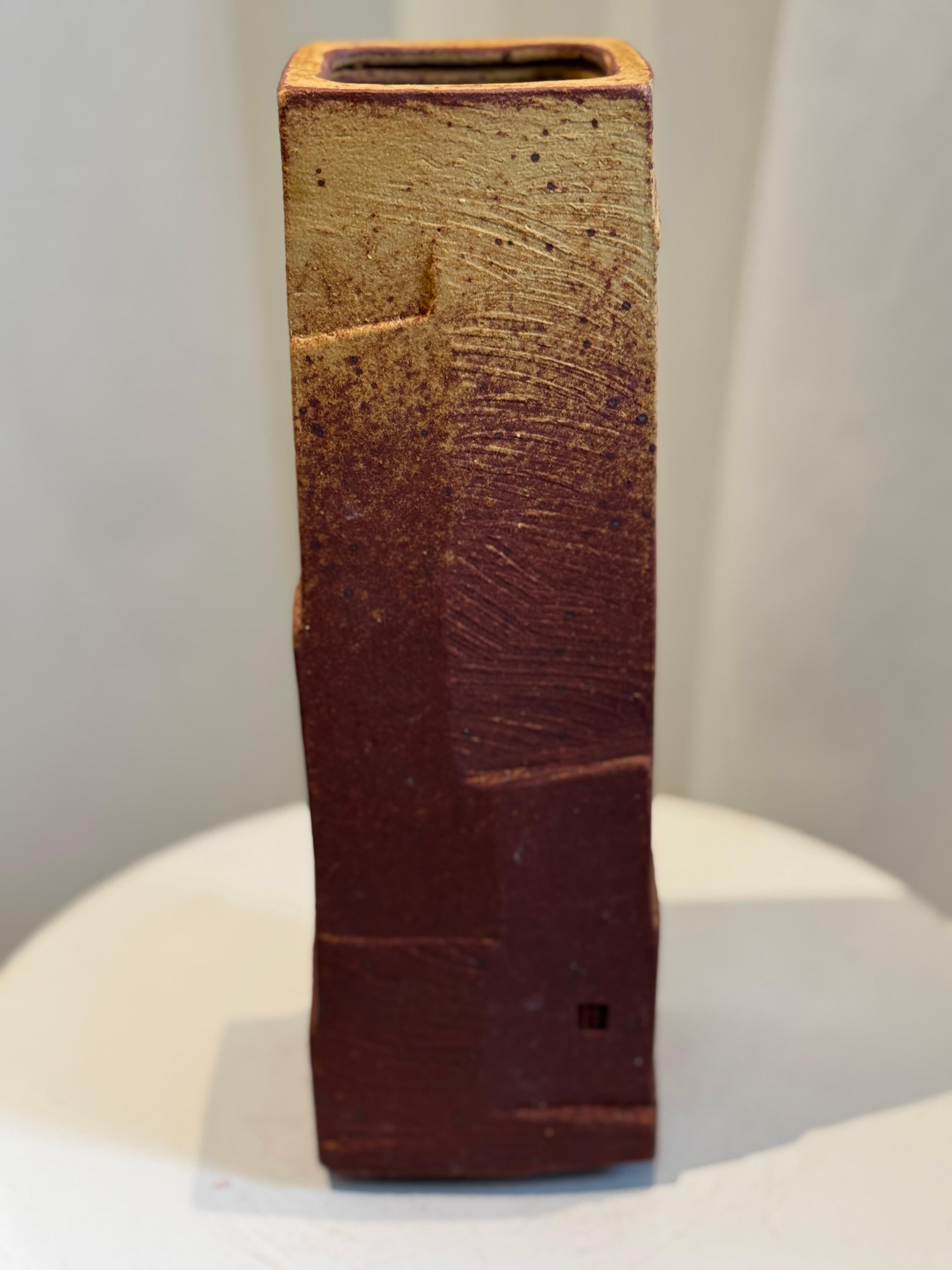 Ce grand vase en céramique exceptionnel, créé par l'artiste renommé Patrick Horsley, présente un mélange magistral de textures, de formes et de couleurs. Fabriquée et signée à la main, cette pièce de poterie de studio présente une forme