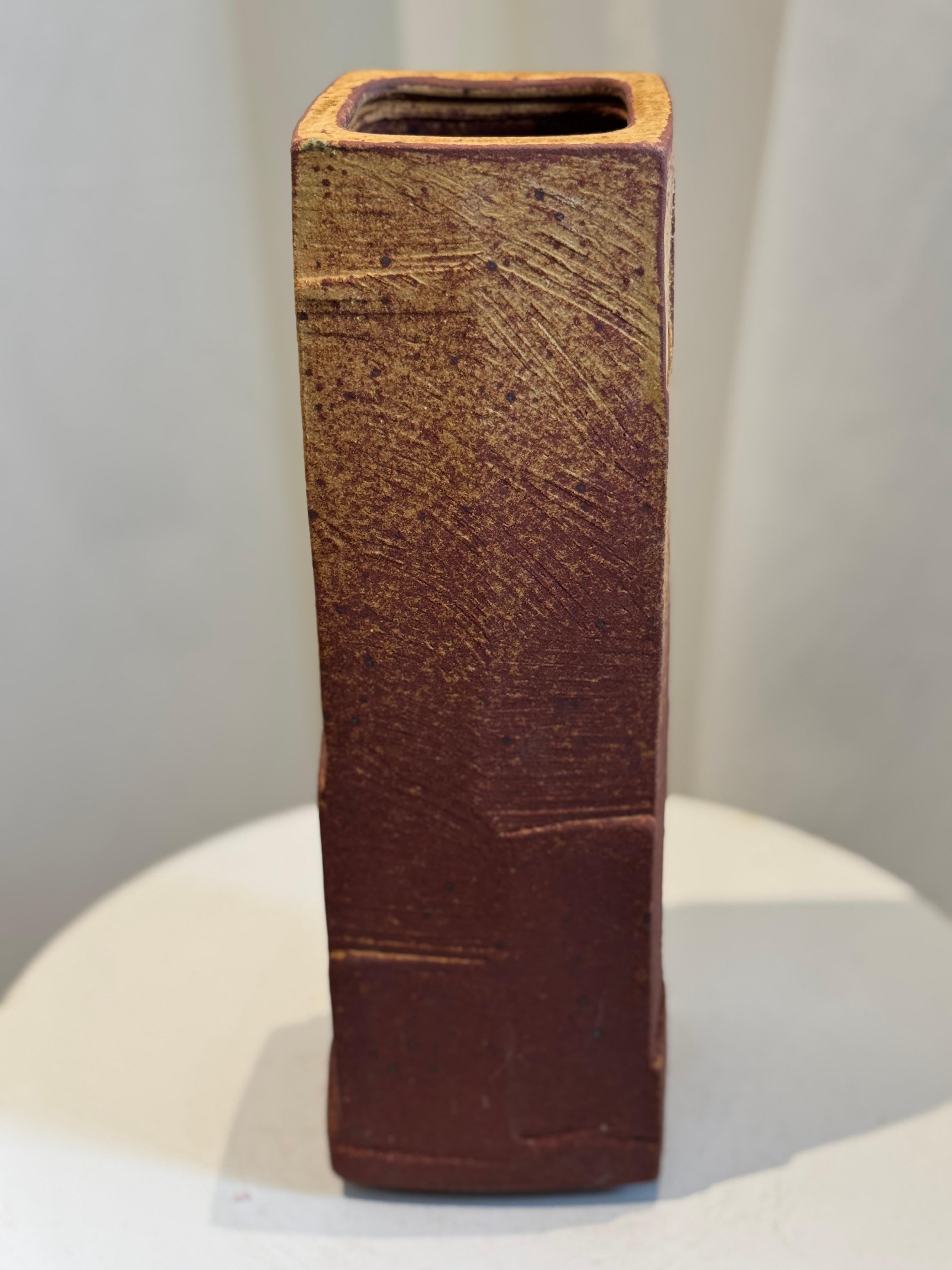 Mid-Century Modern Patrick Horsley Signed Tall Studio Pottery Vase - Earthy Textured Design (design texturé) en vente