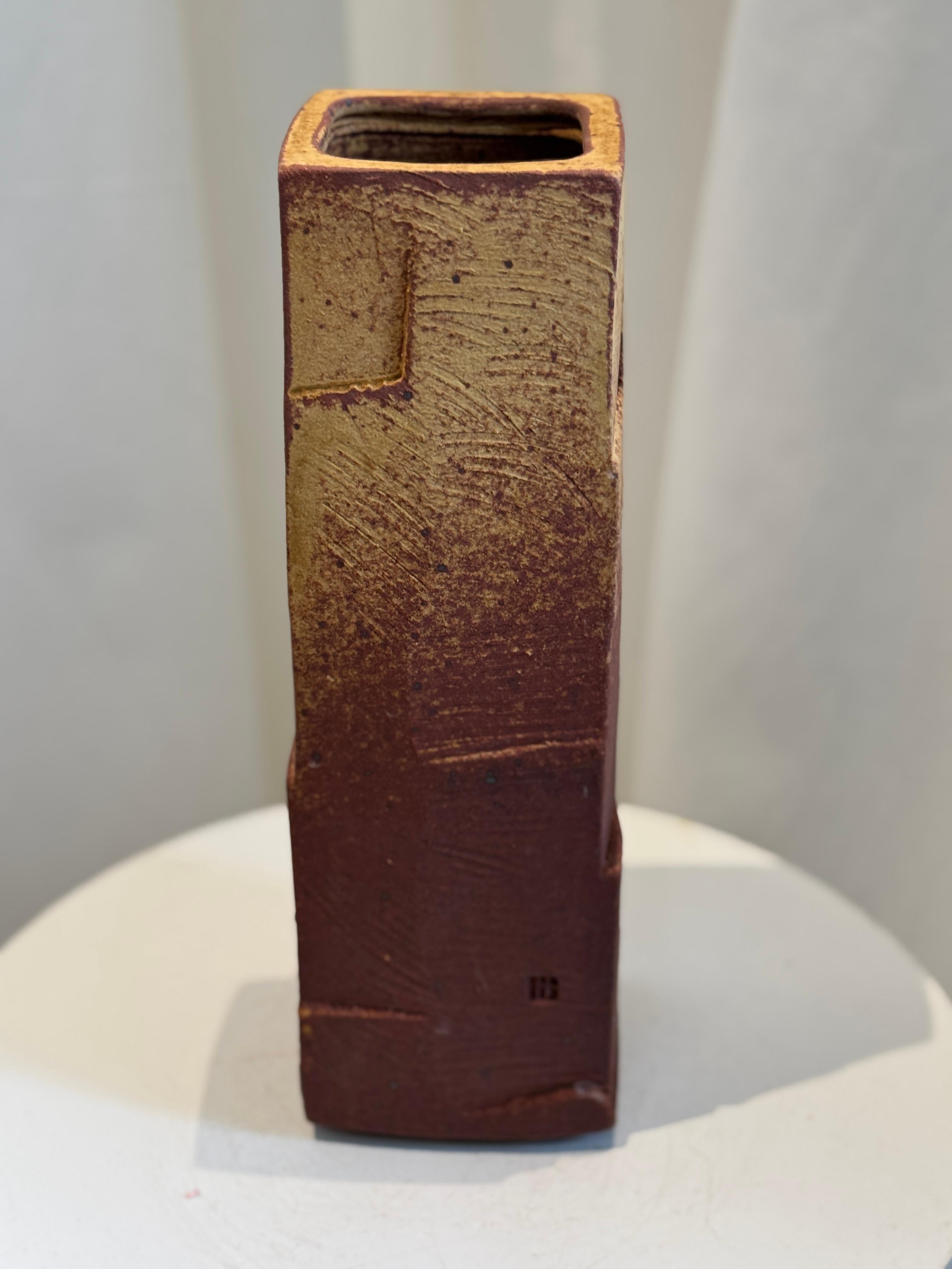 Américain Patrick Horsley Signed Tall Studio Pottery Vase - Earthy Textured Design (design texturé) en vente