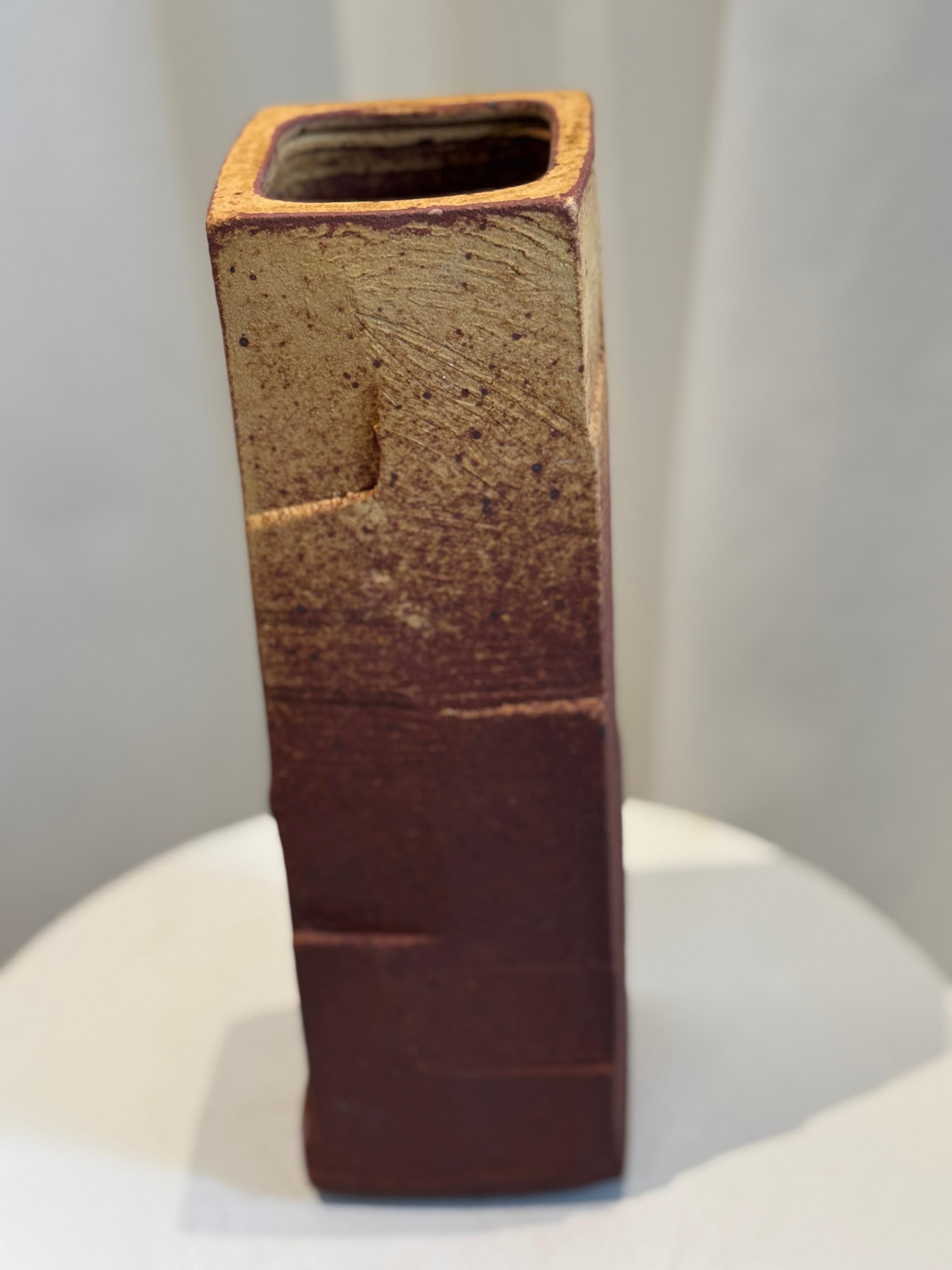 Vernissé Patrick Horsley Signed Tall Studio Pottery Vase - Earthy Textured Design (design texturé) en vente