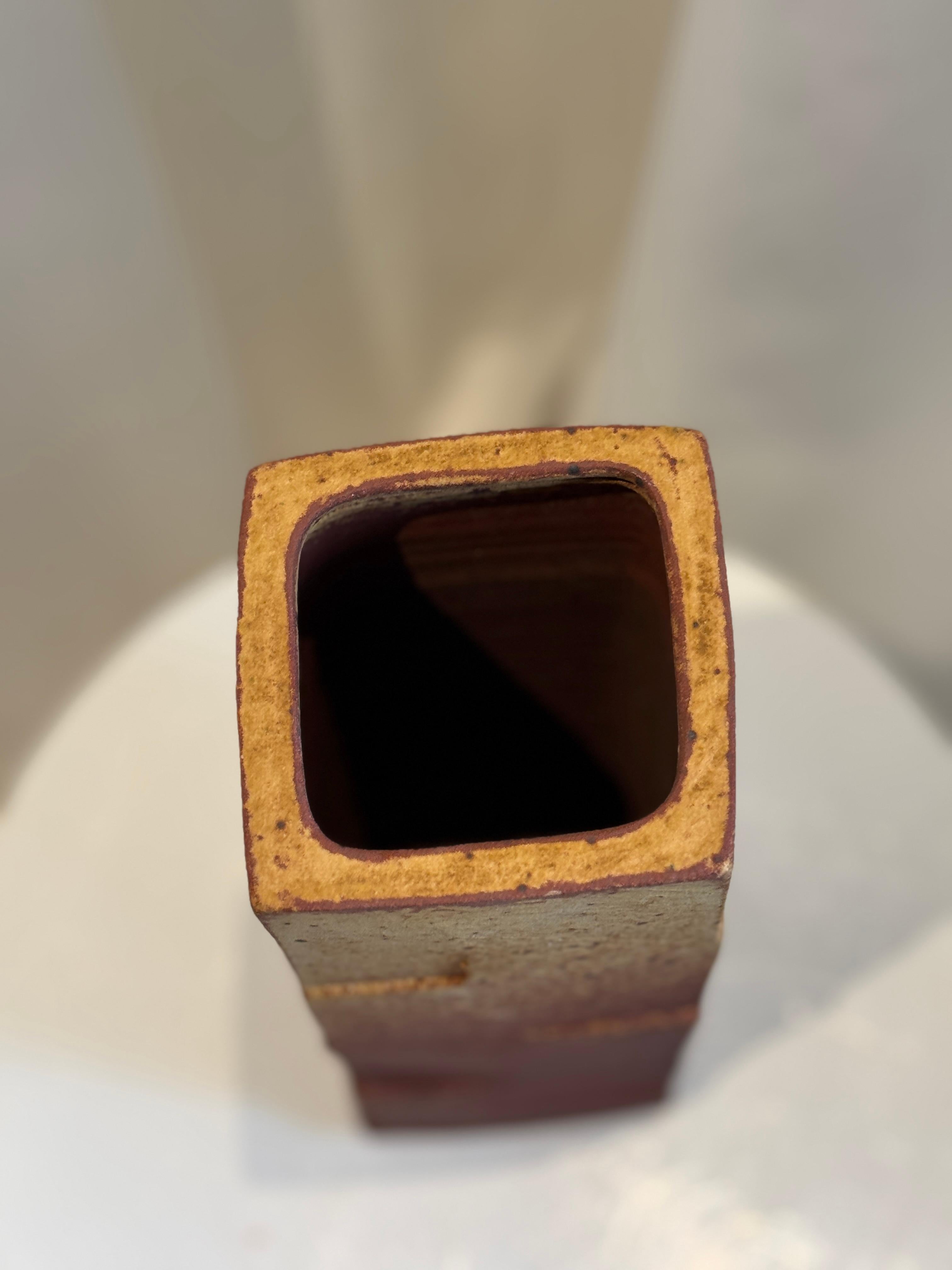 Patrick Horsley Signed Tall Studio Pottery Vase - Earthy Textured Design (design texturé) Bon état - En vente à West Hollywood, CA