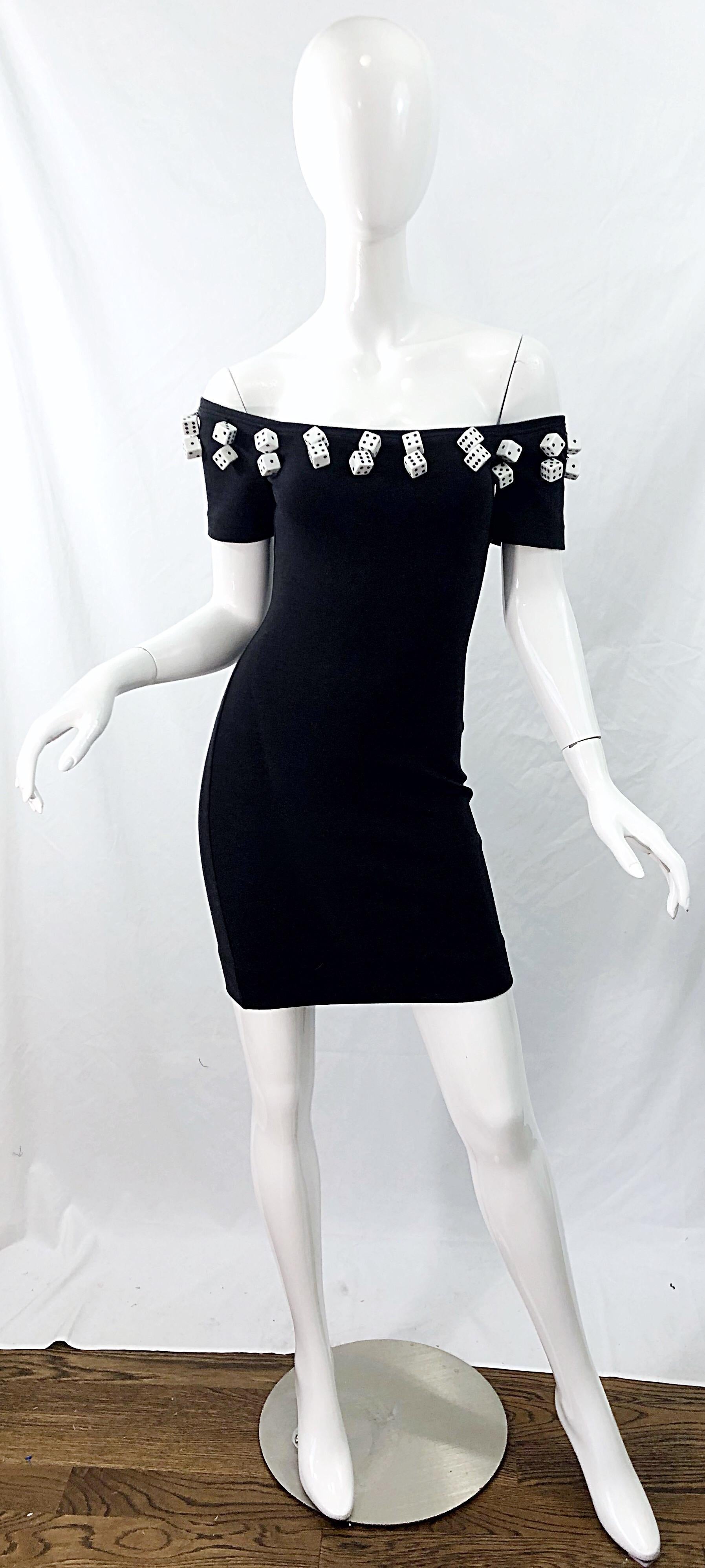 Extrem seltenes 1980er PATRICK KELLY schwarzes Würfelapplikation Baumwolle und Spandex off-the-shoulder Bodycon Minikleid ! Dieses besondere Kleid ist sehr wichtig:: da es aus Kellys letzter Kollektion von 1989 stammt. Patrick Kelly war der erste
