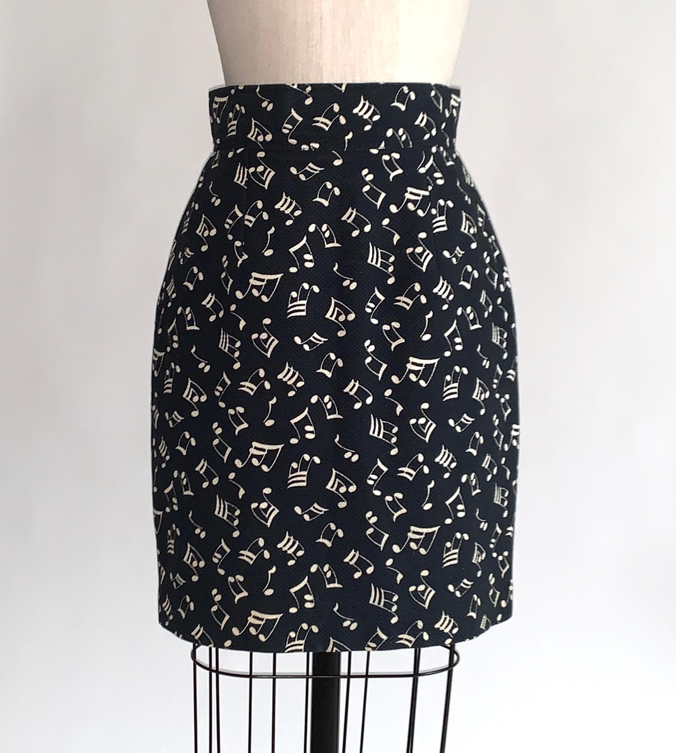 Patrick Kelly vintage 80's black and white music note print pencil skirt in a waffle-like weave. Front pockets. Back zip and button.

100% cotton, fully lined in 100% acetate.

Made in France.

Size FR 38, US 6. Fits like a modern 2, see