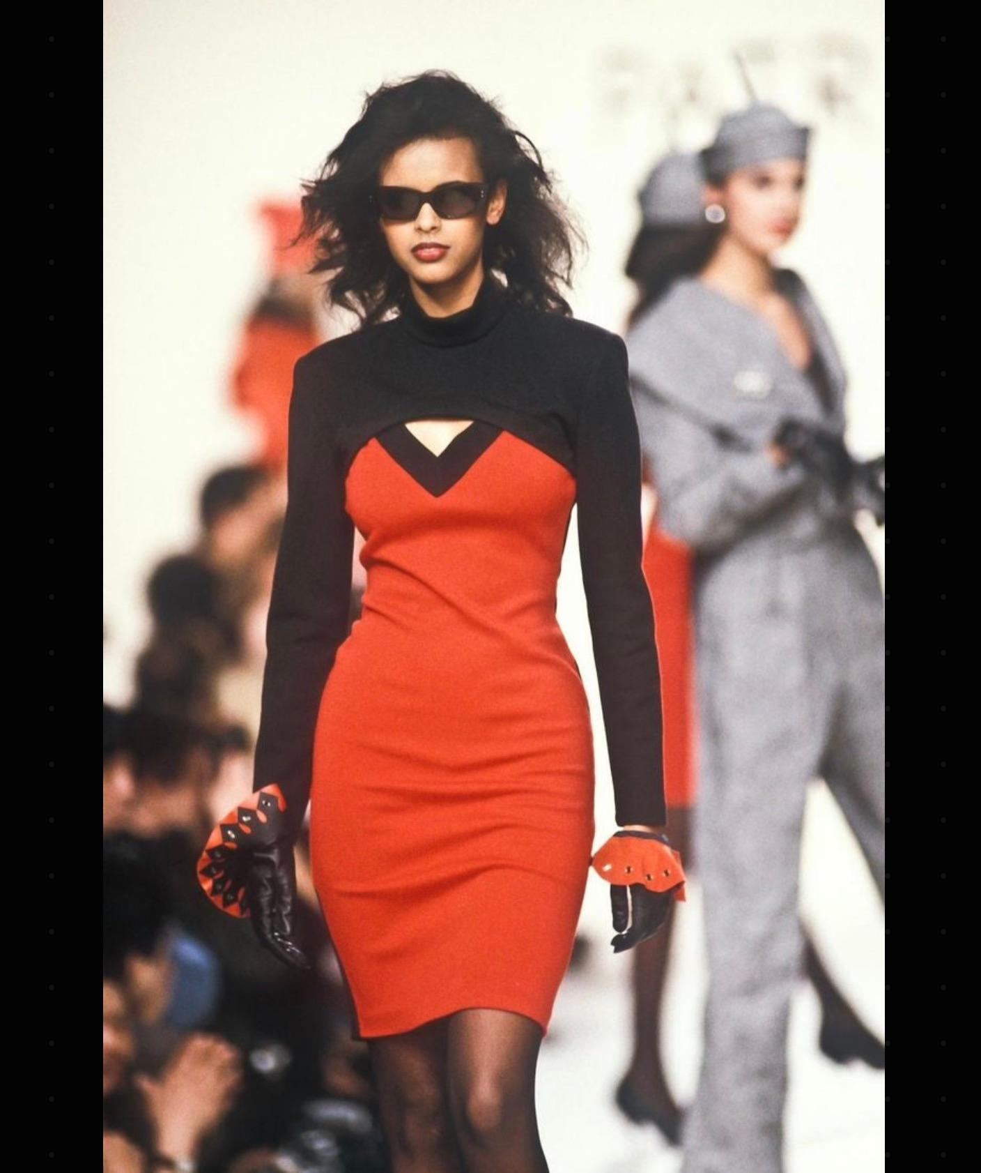 Ein ikonisches Kleid von Patrick Kellys Herbst-Winter-Laufstegshow 1989. Diese Kollektion schicker und provokanter Designs enthielt viele der charakteristischen Elemente, die seither zum Sinnbild für Kellys subversives Genie geworden sind. Echte