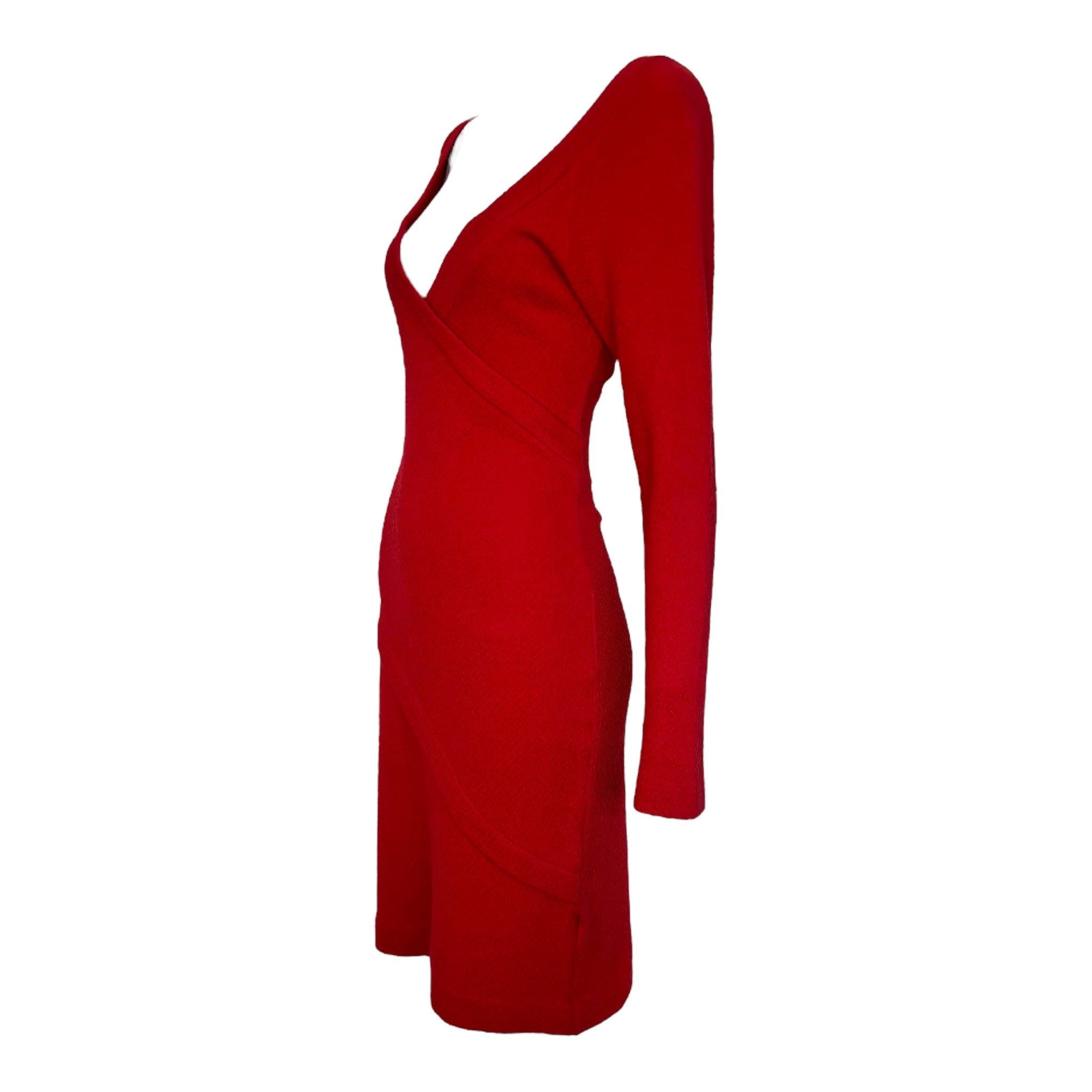 Robe enveloppante à illusion, sexy et respectueuse du corps, du créateur culte Patrick Kelly. Tricot de laine texturée rouge cerise vif avec coutures asymétriques accentuées par des bandes surpiquées qui enveloppent la silhouette. Yowza ! Décolleté