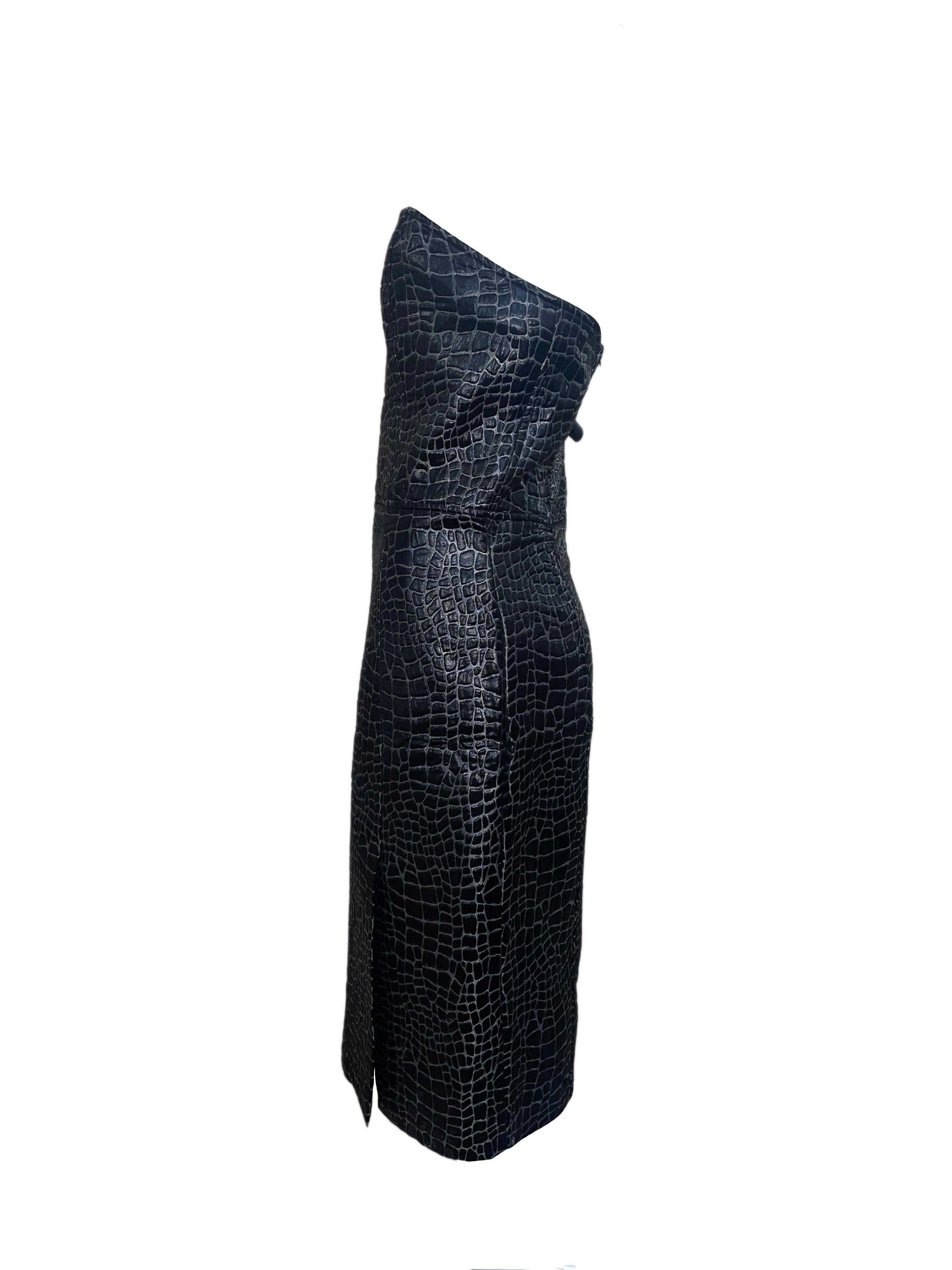 De feu le grand designer américain expatrié Patrick Kelly.  Coton gaufré en noir et gris brillant. Bustier avec décolleté en cœur. Entièrement doublé avec un corsage non baleiné. Jupe à double ventilation. Excellent état.

Informations