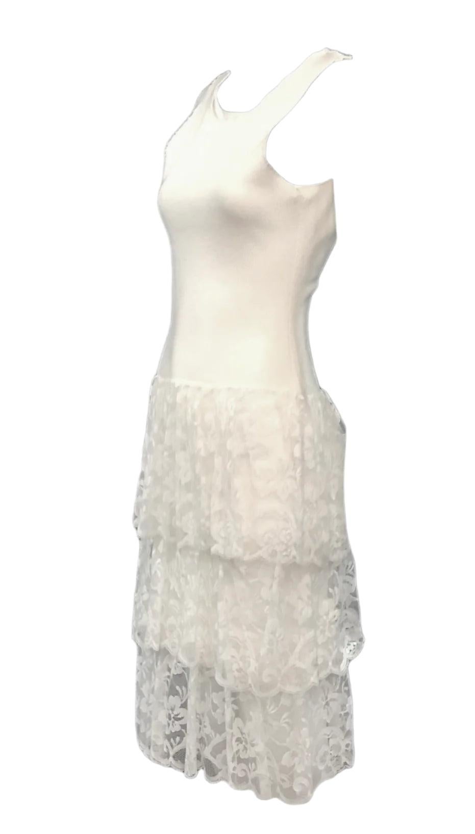 Wunderschönes cremefarbenes geripptes Tank-Kleid aus Baumwollgemisch mit dreistufigem Spitzenrock, entworfen von dem erstaunlichen Patrick Kelly für seine Frühjahr/Sommer 1986 Ready-To-Wear-Kollektion.  Ungeschliffene Kanten und eine Schaufel auf